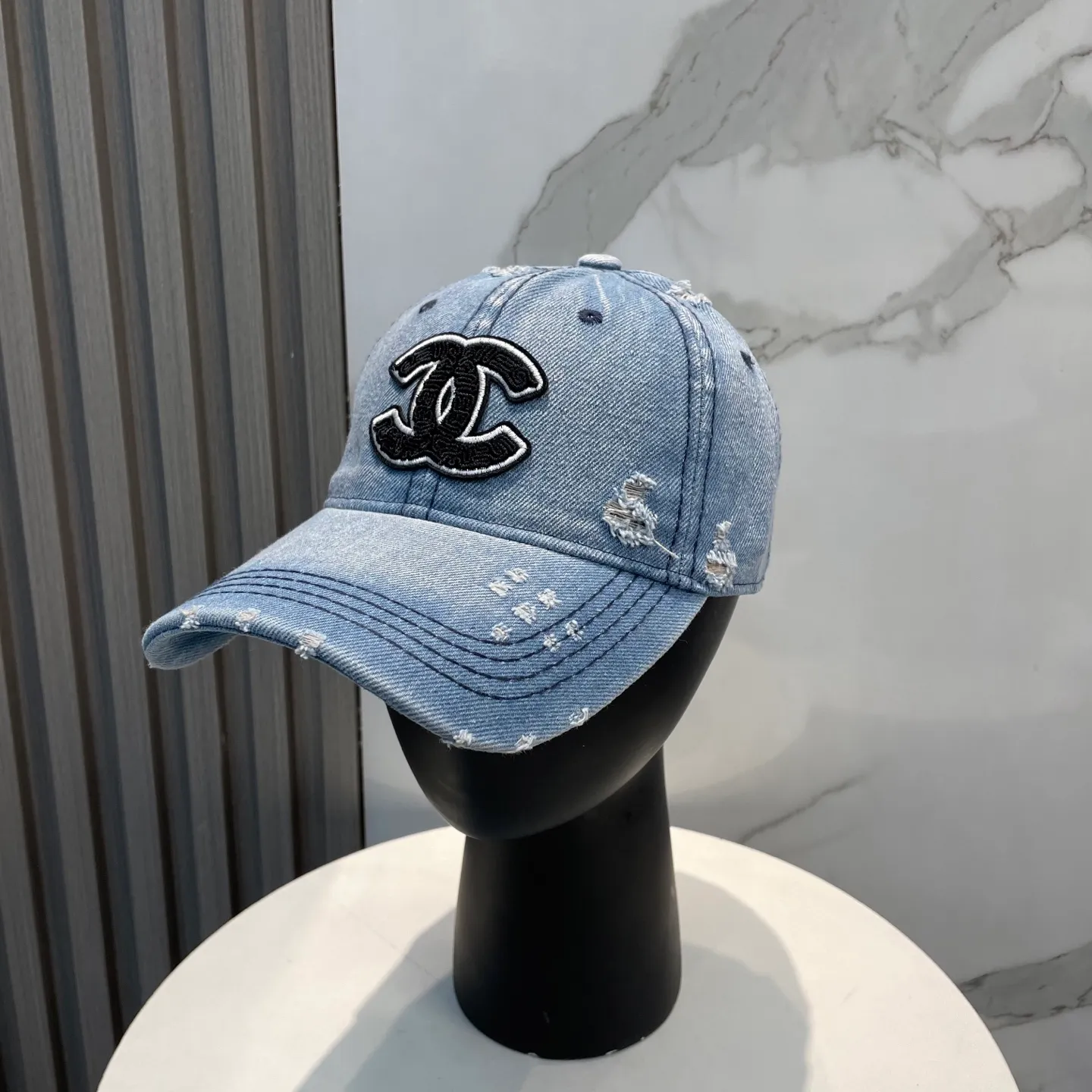 P66 Chanel's new washed denim baseball cap has a hot technology upgrade, and the washed denim style is full of street style. It is more in line with the style of today's fashionable boys and girls. The airport street shots are super cool!
