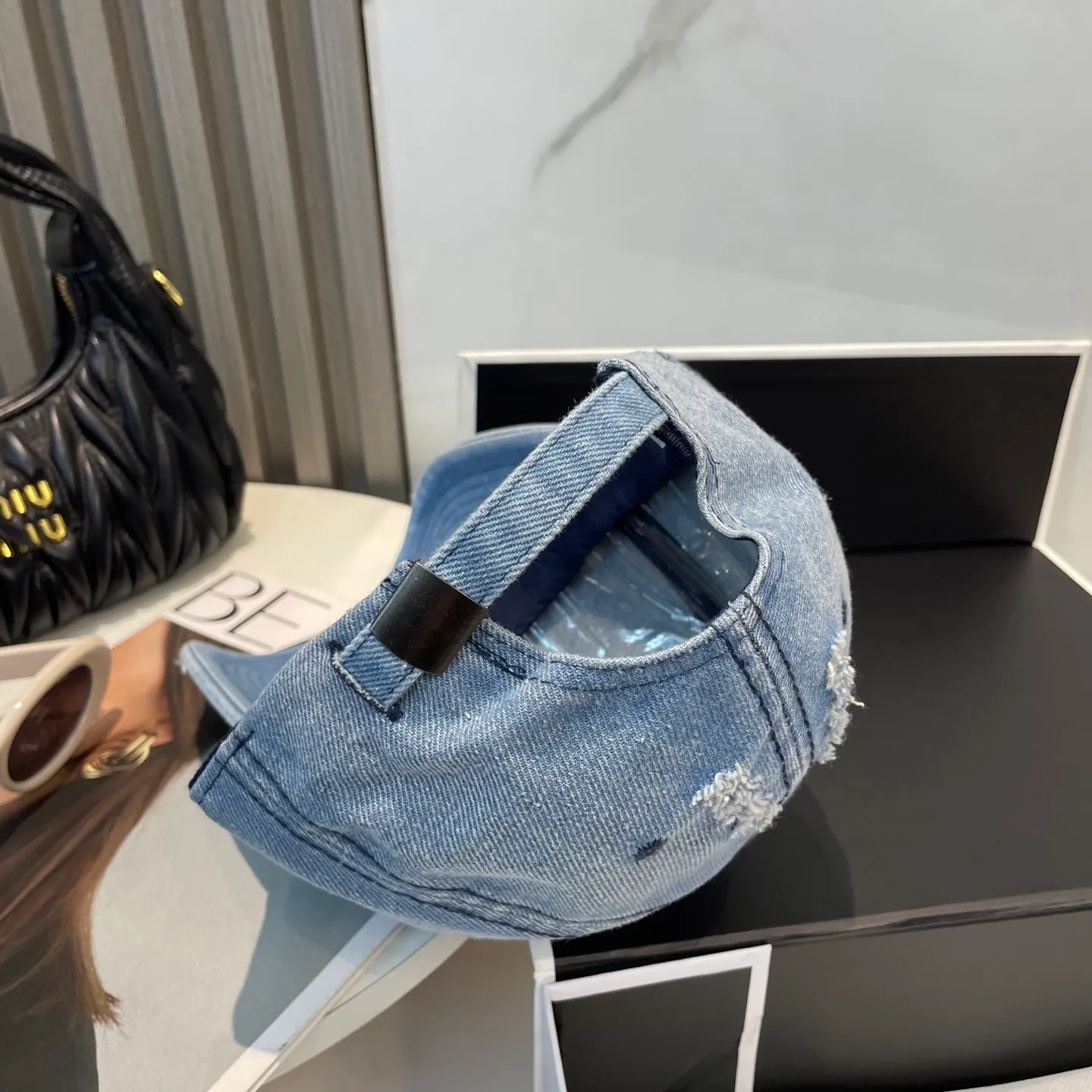 P66 Chanel's new washed denim baseball cap has a hot technology upgrade, and the washed denim style is full of street style. It is more in line with the style of today's fashionable boys and girls. The airport street shots are super cool!