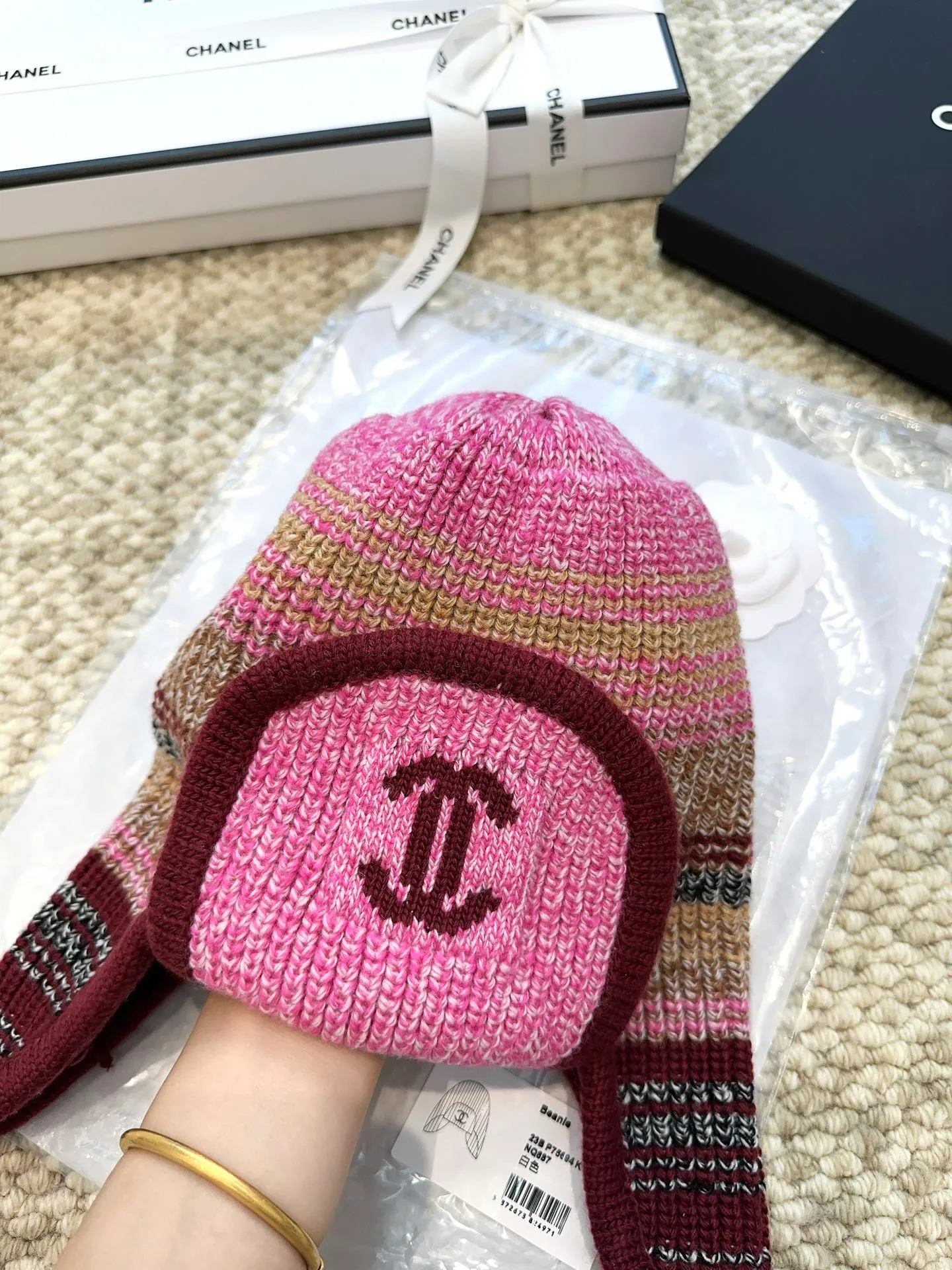 Chane*🆕Chanel 25N new ski series wool hat, the popular Lei Feng hat on the entire Internet, whoever wears it better 4️⃣ individual colors, black and white, versatile and cool, blue and pink, cute, can be worn by men and women as a couple, wool and cashmere material, warm and good-looking, a must-have👍👍👍