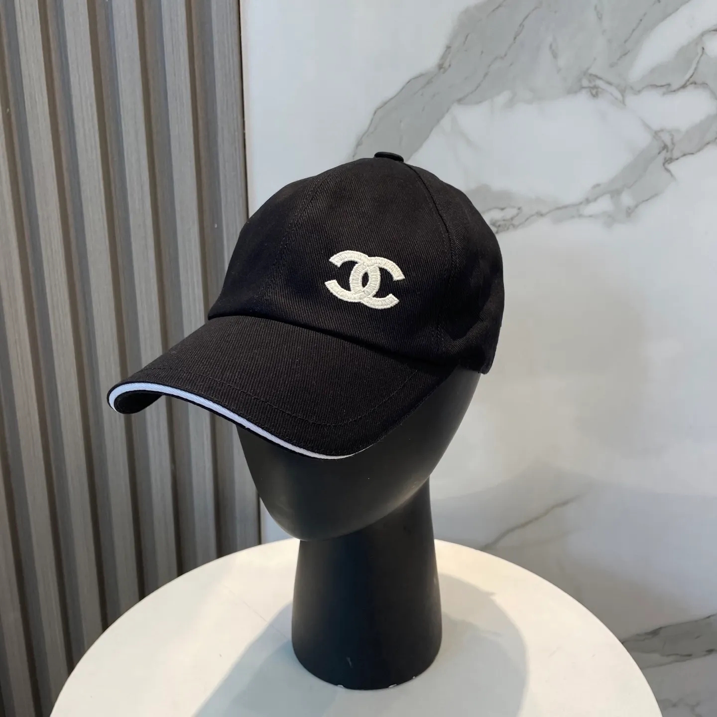 P90 Chanel counter new original embroidered baseball cap, 1:1 mold customization, three-dimensional embroidery, exquisite and flawless! 100% pure cotton fabric, original factory quality, exclusive physical photography.