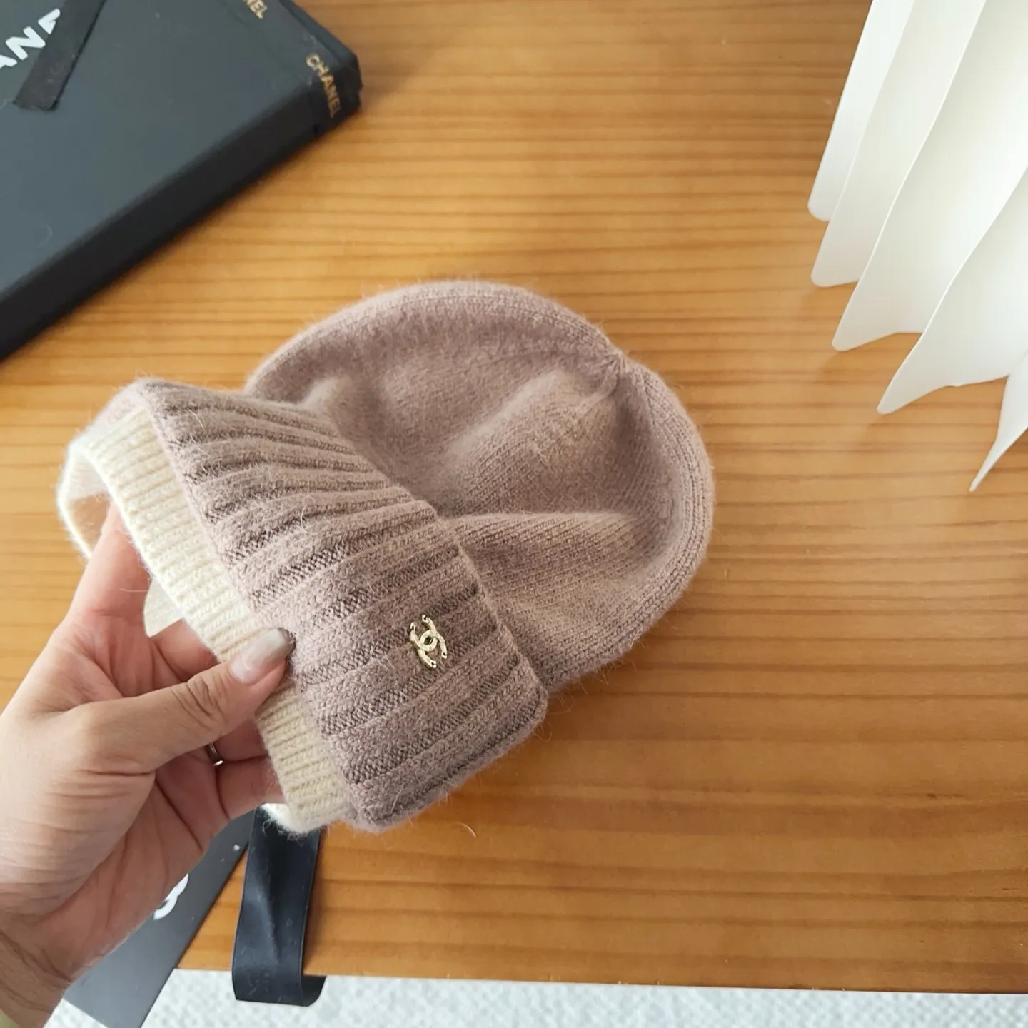 💰80 Chanel official website releases CHANEL small and popular knitted hat! Xiaohongshu’s new product is released, it’s so 🉑️, high-elastic fabric, classic colors, same style for men and women.