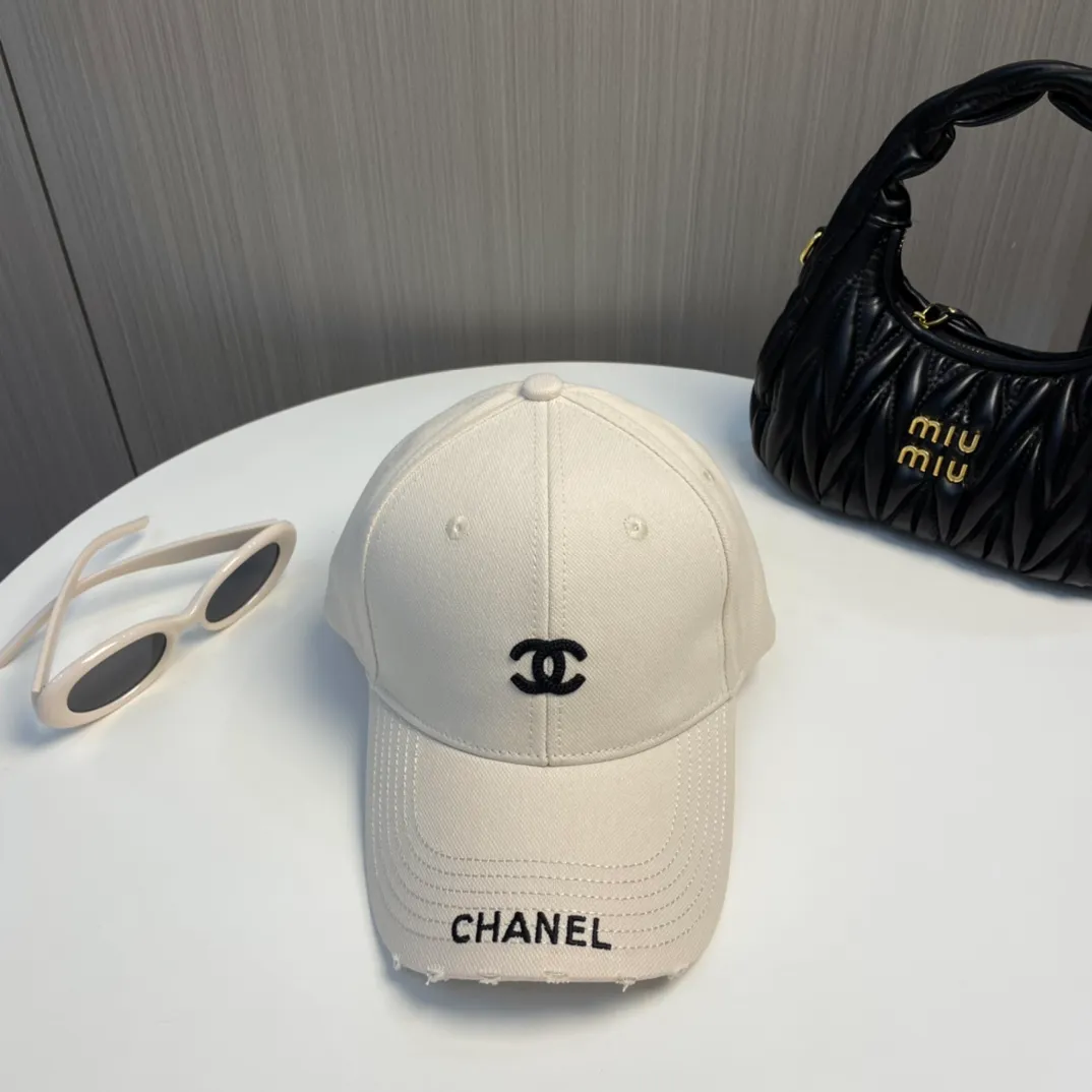 P50 CHANEL [Chanel] New simple embroidered logo baseball cap, new model shipped, big brand style is super easy to match, hurry up and get it!