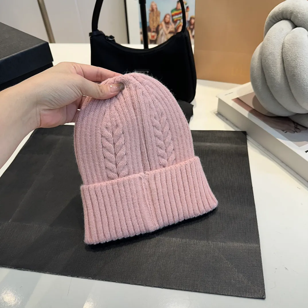 P50 CHANEL Autumn and Winter Striped Twist Wool Knitted Thick Cuffed Beanie Hat. The year-end heavy-duty high-looking fairy knitted hat is extremely versatile, easy on the head, and feels extremely soft and waxy. High-elastic rabbit wool does not deform.