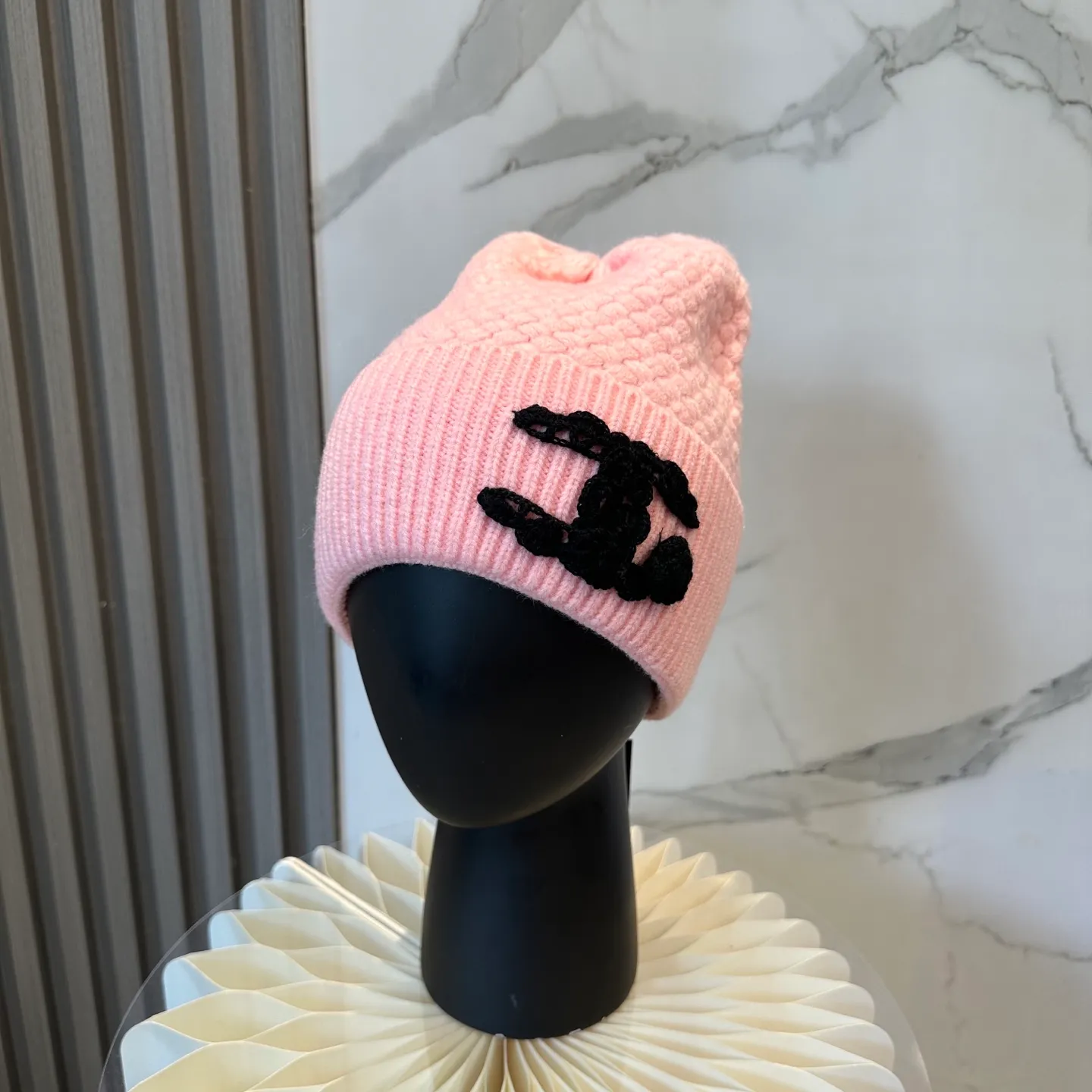 P70 Chanel official website quality Chanel autumn and winter knitted hat recommended by internet celebrity fashion bloggers. It hides a quiet sense of high-end. Every line is neat and elegant, simple but not simple, generous but not out of style. Every detail shows high-end taste, and the sense of fashion becomes more and more intriguing in the restraint.