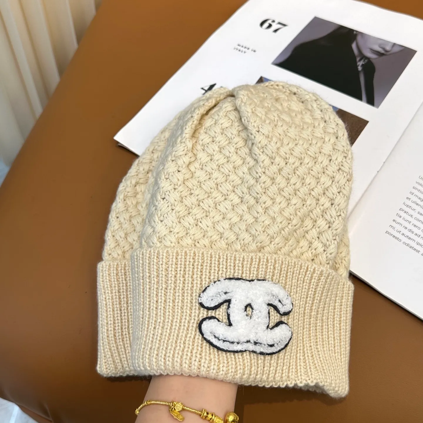 P70 Chanel official website quality Chanel autumn and winter fashion blogger recommended knitted hat, which hides a quiet sense of luxury. Every line is neat and generous, simple but not simple, generous and stylish. Every detail shows high-end taste, and the sense of fashion becomes more and more intriguing in the restraint.