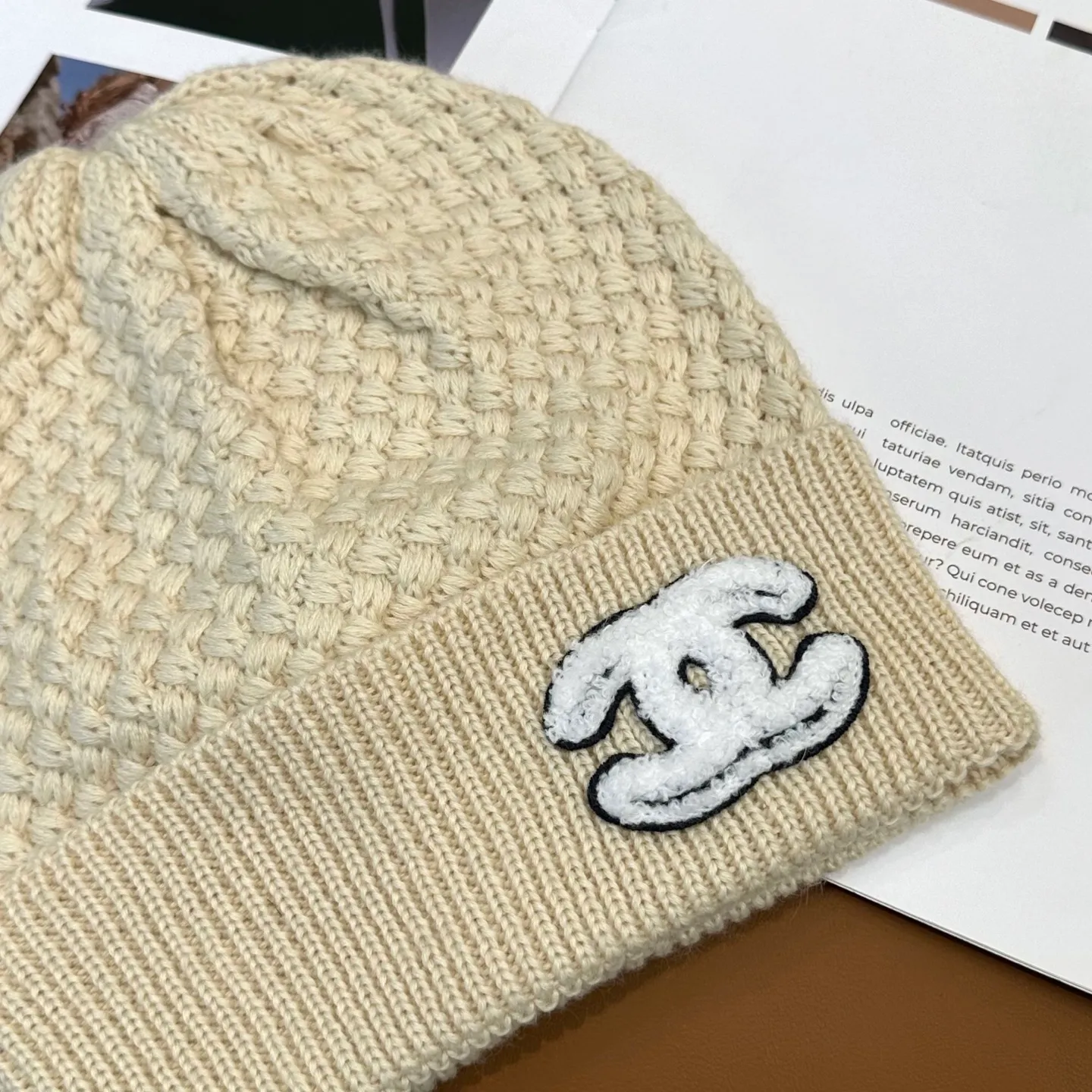 P70 Chanel official website quality Chanel autumn and winter fashion blogger recommended knitted hat, which hides a quiet sense of luxury. Every line is neat and generous, simple but not simple, generous and stylish. Every detail shows high-end taste, and the sense of fashion becomes more and more intriguing in the restraint.