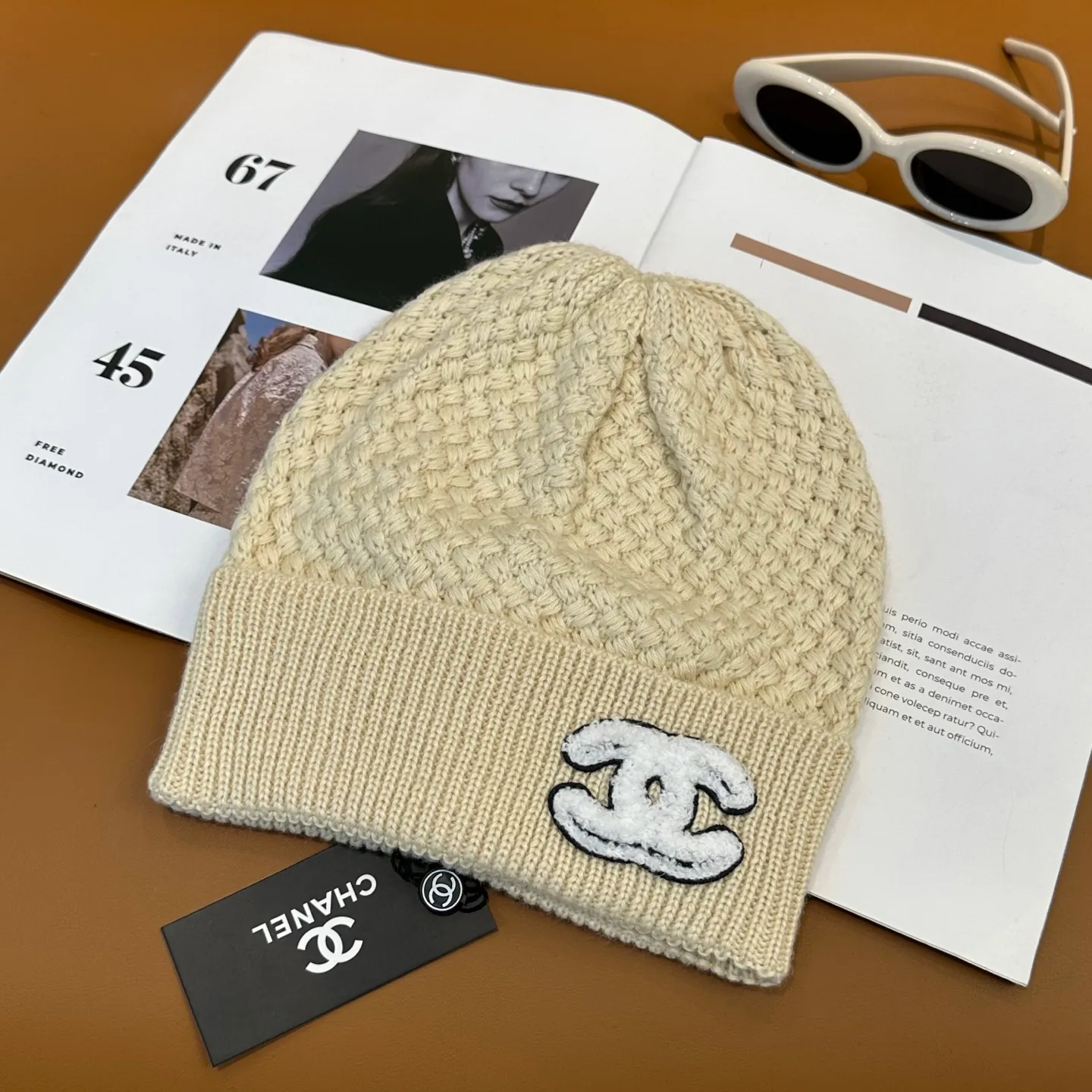 P70 Chanel official website quality Chanel autumn and winter fashion blogger recommended knitted hat, which hides a quiet sense of luxury. Every line is neat and generous, simple but not simple, generous and stylish. Every detail shows high-end taste, and the sense of fashion becomes more and more intriguing in the restraint.