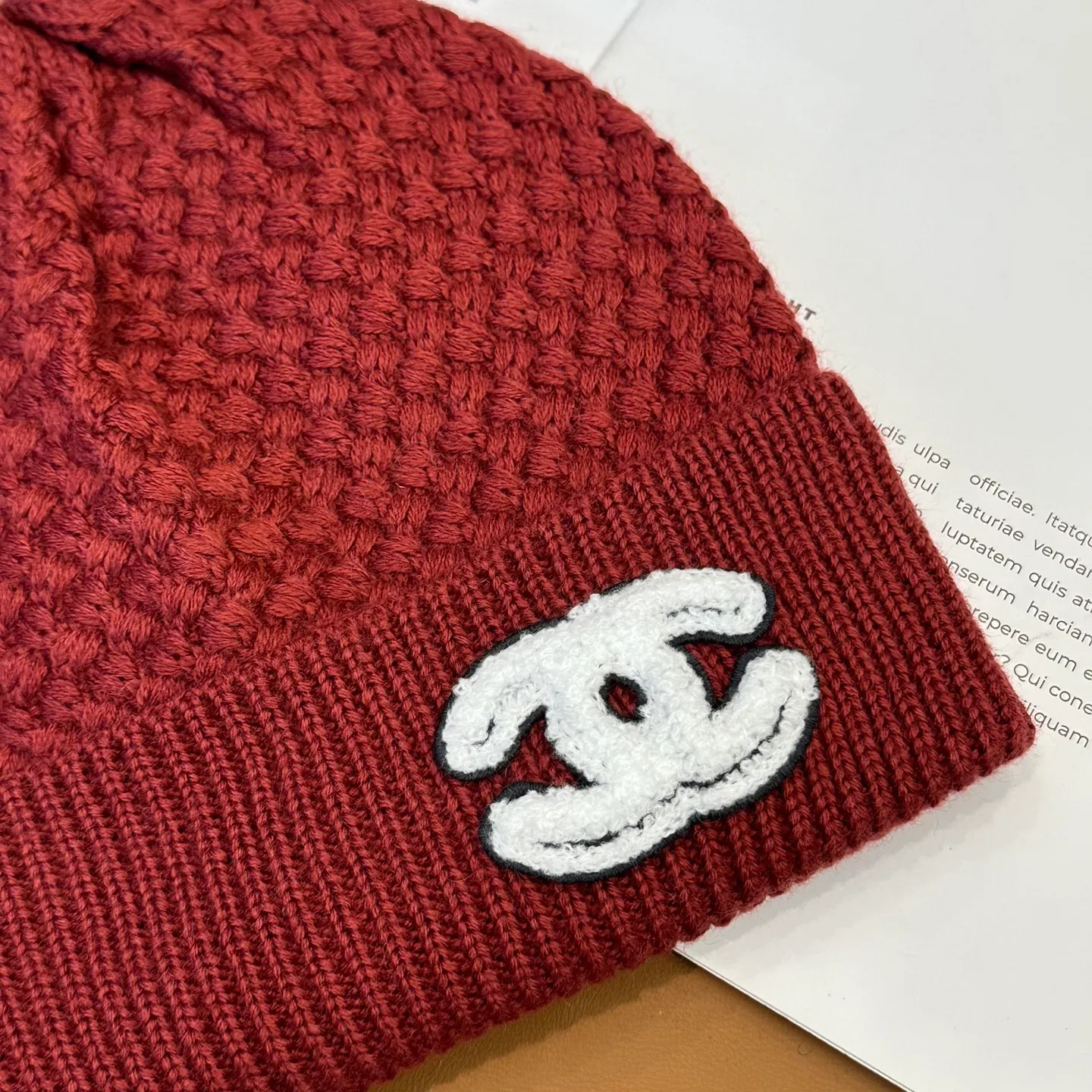 P70 Chanel official website quality Chanel autumn and winter fashion blogger recommended knitted hat, which hides a quiet sense of luxury. Every line is neat and generous, simple but not simple, generous and stylish. Every detail shows high-end taste, and the sense of fashion becomes more and more intriguing in the restraint.