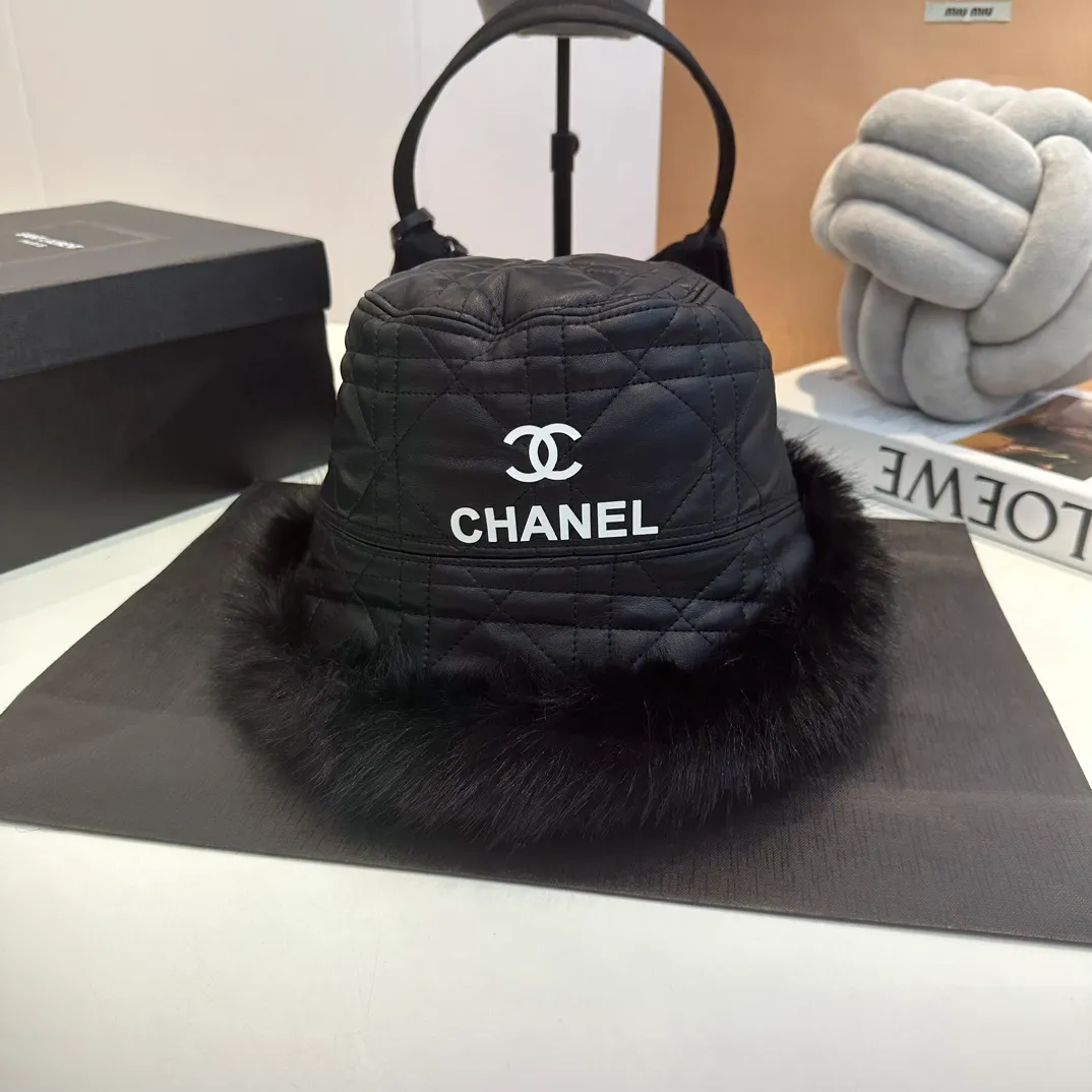 P60 Chanel Chanel 2022 new autumn and winter fisherman hat, PU and lining with goat hair edged rabbit fur, versatile big-name range, head circumference 57cm
