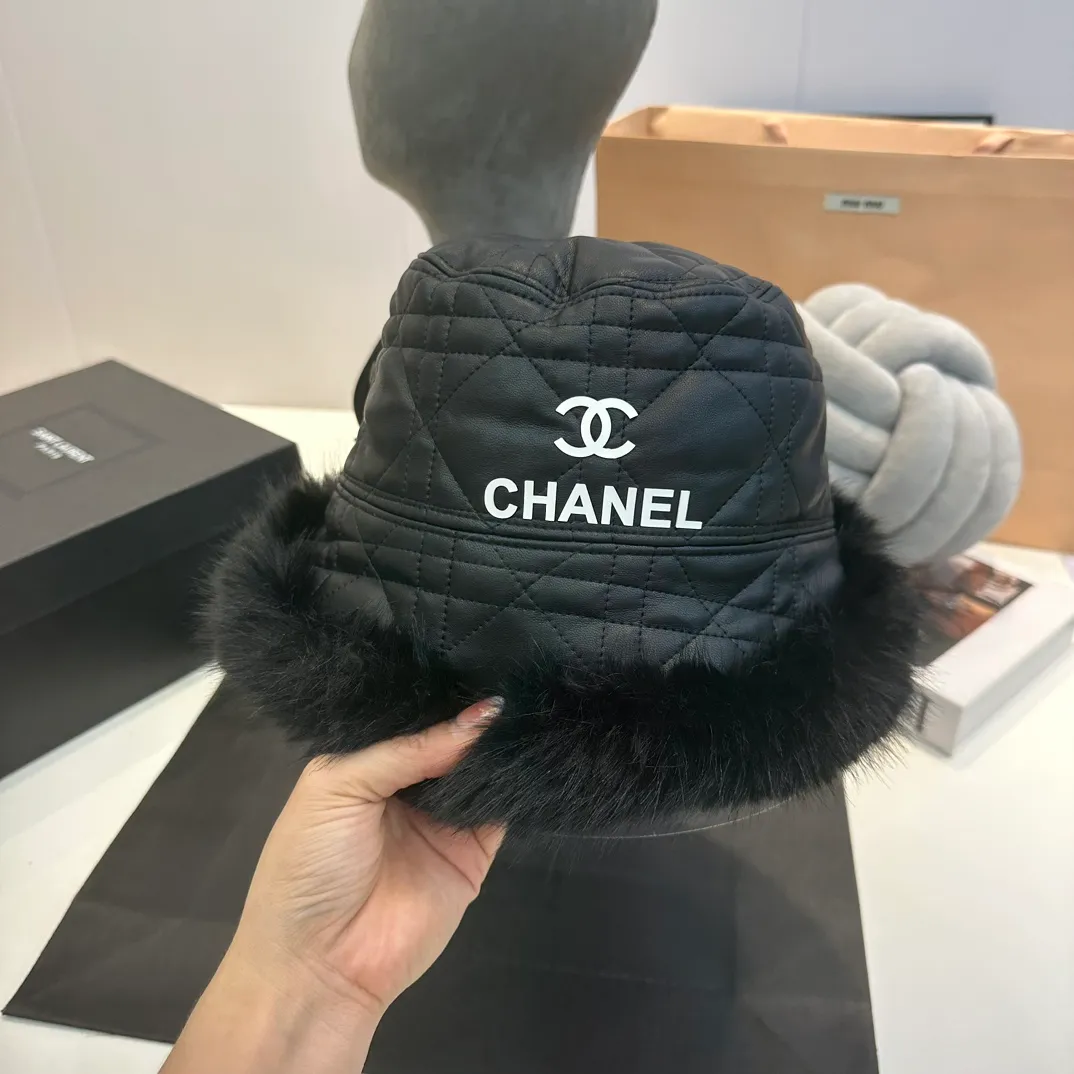 P60 Chanel Chanel 2022 new autumn and winter fisherman hat, PU and lining with goat hair edged rabbit fur, versatile big-name range, head circumference 57cm