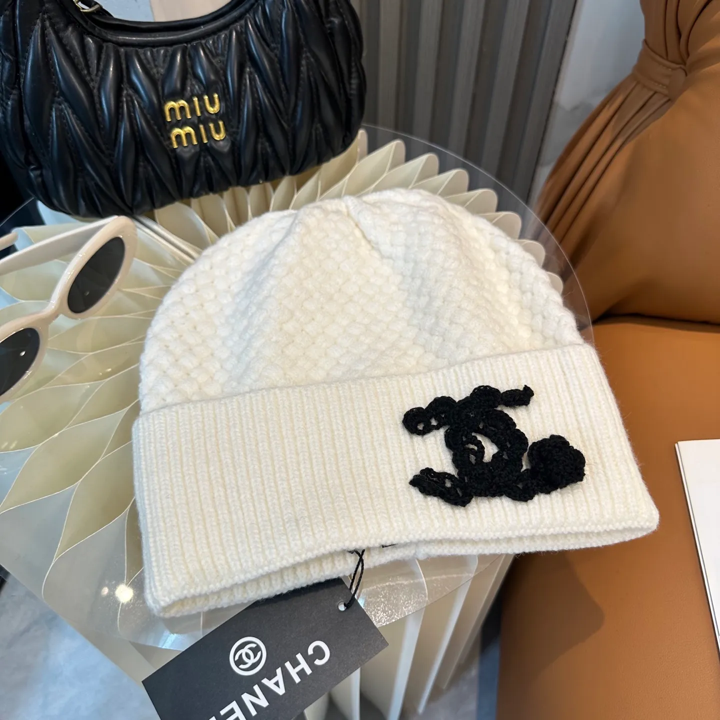 P70 Chanel official website quality Chanel autumn and winter knitted hat recommended by internet celebrity fashion bloggers. It hides a quiet sense of high-end. Every line is neat and elegant, simple but not simple, generous but not out of style. Every detail shows high-end taste, and the sense of fashion becomes more and more intriguing in the restraint.