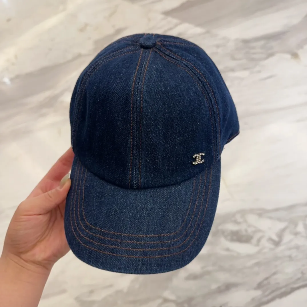 💰80 CHANEL Chanel new style🆕denim blue retro style baseball cap🔸 Take it out for holiday travel and look beautiful❕ Second-hand style. This kind of hat is not easy to match 😬 Ready in stock