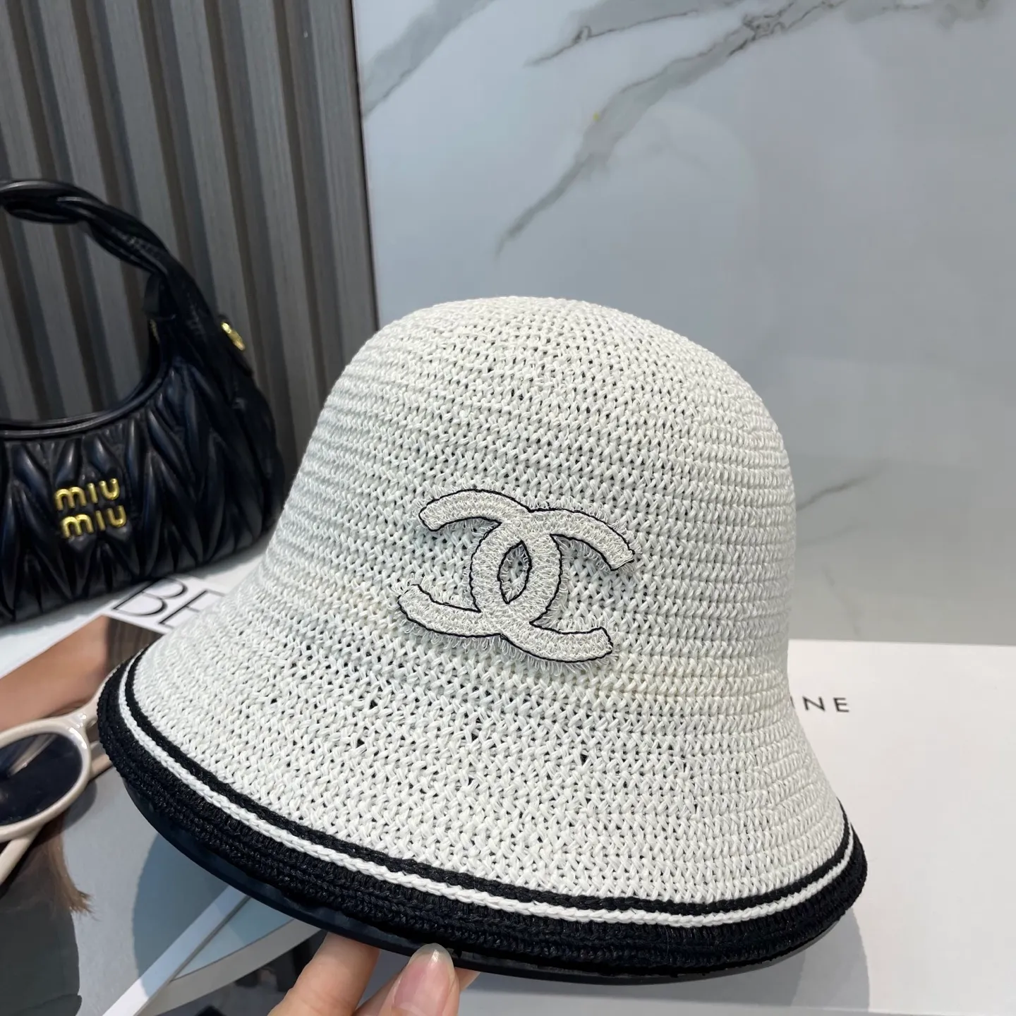 P66 CHANEL's new knitted basin hat, made of high density, a super tasteful knitted hat ~ the first choice for going out on the street! The shape of the hat is super nice, the color is perfect, and it’s light to carry! A must-have for little fairies🧚Head circumference 57cm