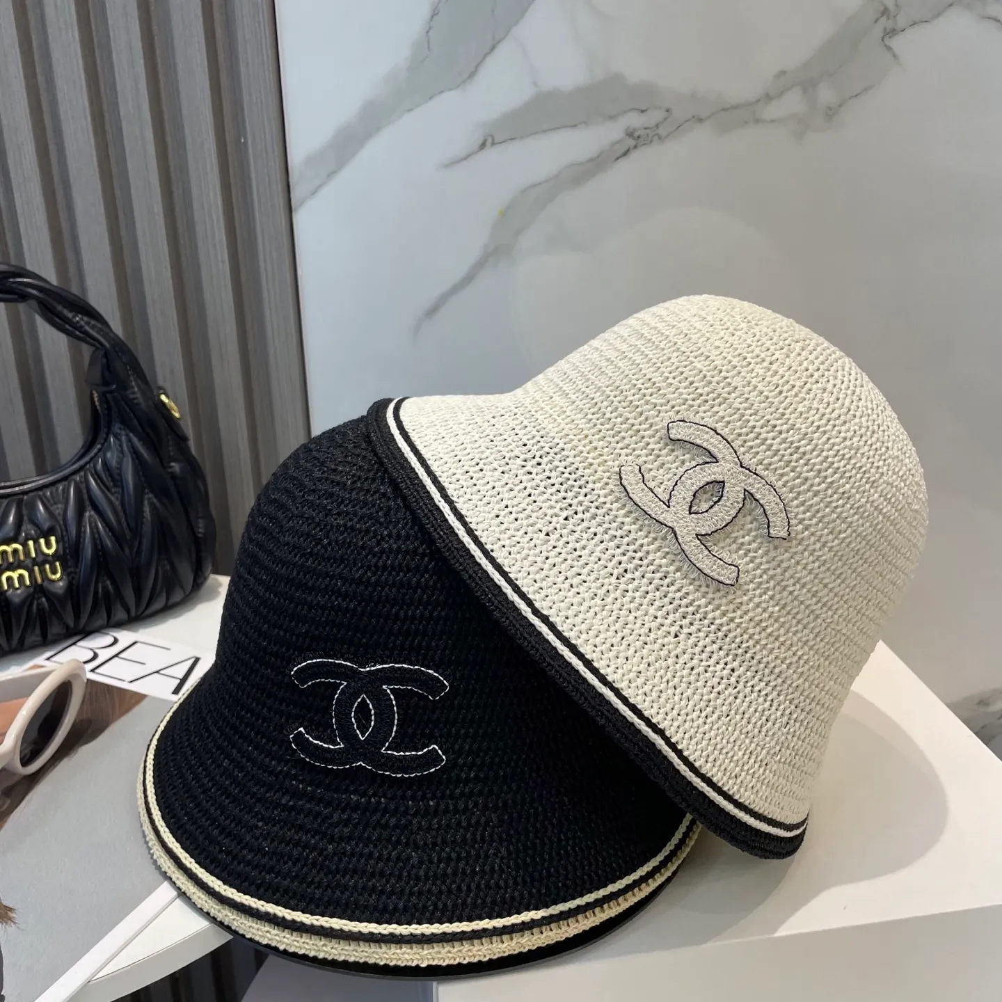 P66 CHANEL's new knitted basin hat, made of high density, a super tasteful knitted hat ~ the first choice for going out on the street! The shape of the hat is super nice, the color is perfect, and it’s light to carry! A must-have for little fairies🧚Head circumference 57cm