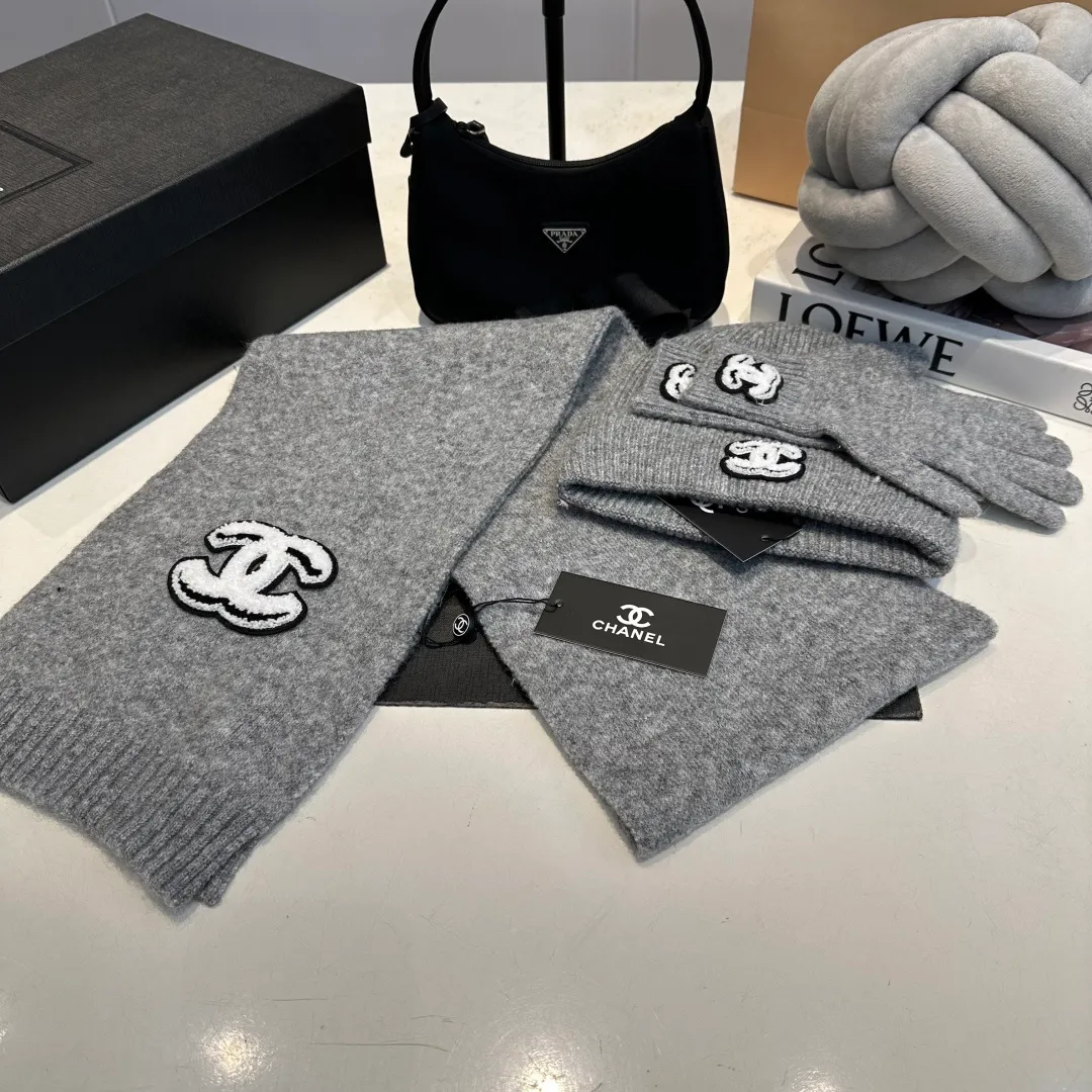 P170 CHANEL Xiaohongshu popular style, official website new classic suit hat! Hat+glove+hat feels great! It’s warm and super comfortable. This winter, all you need is a hat set like this. It’s warm and fashionable! Welcome to choose!