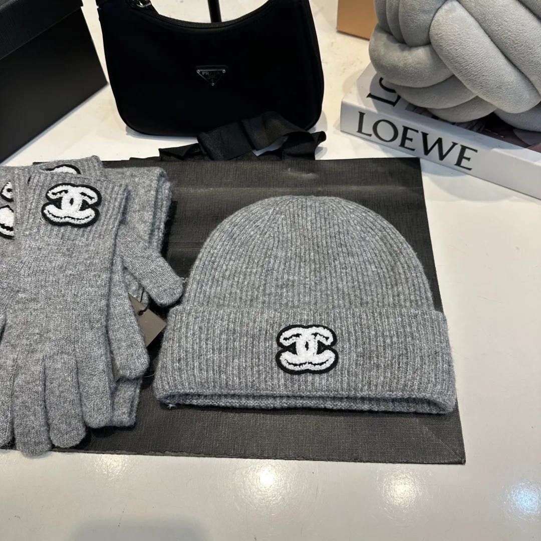P170 CHANEL Xiaohongshu popular style, official website new classic suit hat! Hat+glove+hat feels great! It’s warm and super comfortable. This winter, all you need is a hat set like this. It’s warm and fashionable! Welcome to choose!
