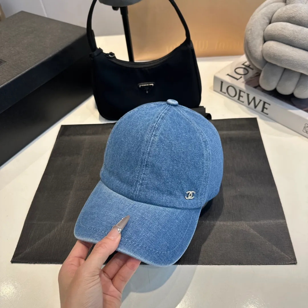 P60 Chanel denim baseball cap, a timeless classic in the fashion industry👑 The simple and elegant style is Chanel's unique interpretation of fashion. There are two denim tones, blue and gray, one full of energy and the other calm and restrained, both exuding an innate sense of high-end. The large brim design is not only a practical tool for blocking the sun, but also an excellent assistant for modifying your face. Whether you have a heart-shaped face, a round face or a square face, it can show charming lines against the background. The iconic double C logo is exquisitely embellished, low-key but flamboyantly announcing its identity. This is not only a brand logo, but also a symbol of fashion and quality.