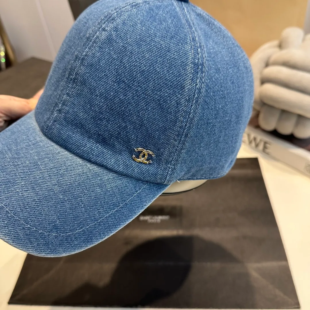 P60 Chanel denim baseball cap, a timeless classic in the fashion industry👑 The simple and elegant style is Chanel's unique interpretation of fashion. There are two denim tones, blue and gray, one full of energy and the other calm and restrained, both exuding an innate sense of high-end. The large brim design is not only a practical tool for blocking the sun, but also an excellent assistant for modifying your face. Whether you have a heart-shaped face, a round face or a square face, it can show charming lines against the background. The iconic double C logo is exquisitely embellished, low-key but flamboyantly announcing its identity. This is not only a brand logo, but also a symbol of fashion and quality.