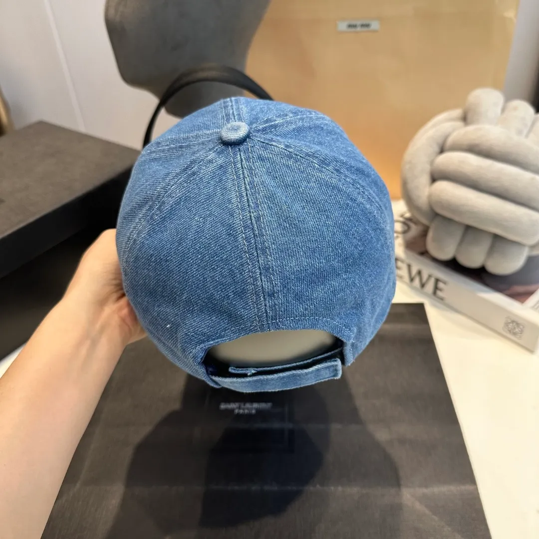 P60 Chanel denim baseball cap, a timeless classic in the fashion industry👑 The simple and elegant style is Chanel's unique interpretation of fashion. There are two denim tones, blue and gray, one full of energy and the other calm and restrained, both exuding an innate sense of high-end. The large brim design is not only a practical tool for blocking the sun, but also an excellent assistant for modifying your face. Whether you have a heart-shaped face, a round face or a square face, it can show charming lines against the background. The iconic double C logo is exquisitely embellished, low-key but flamboyantly announcing its identity. This is not only a brand logo, but also a symbol of fashion and quality.