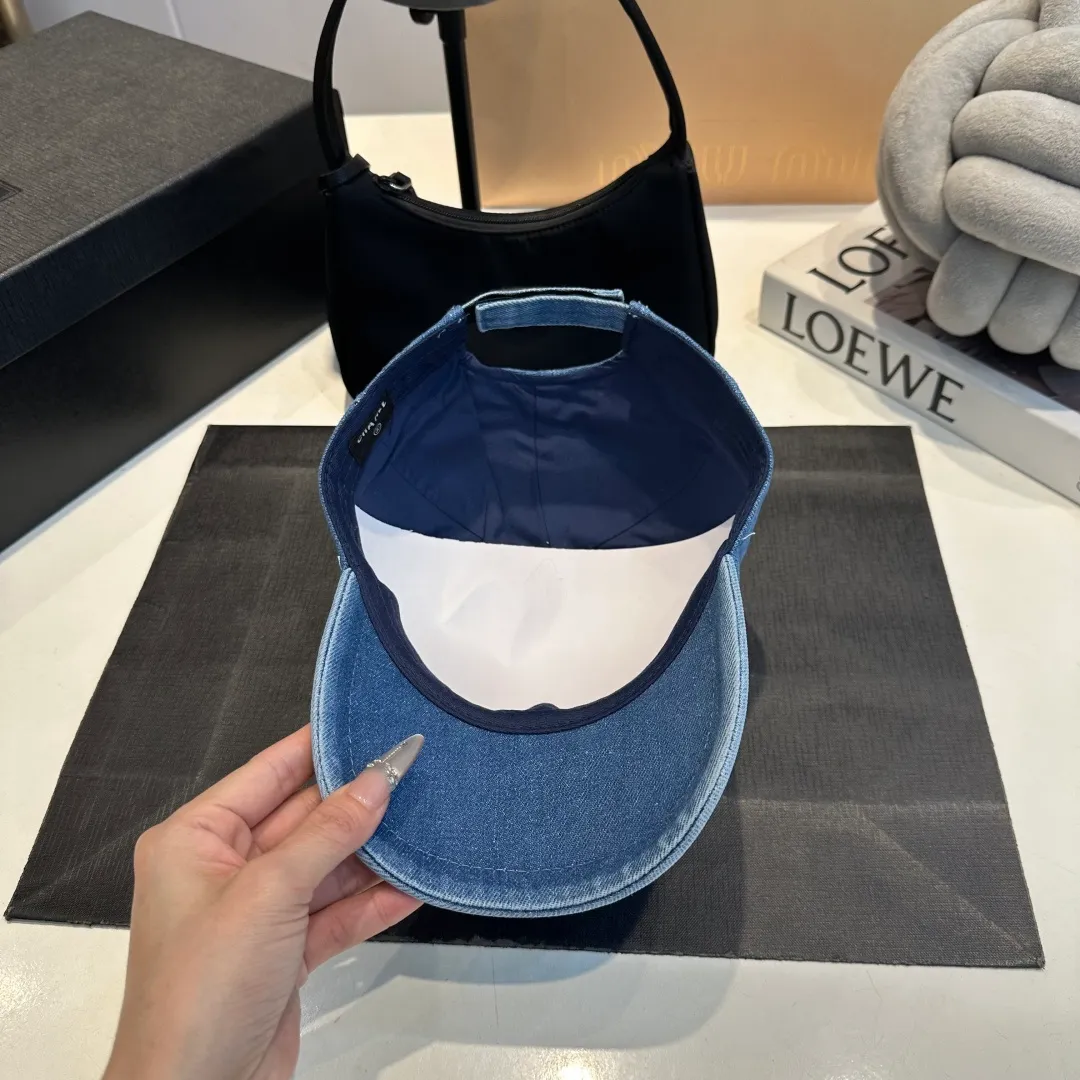 P60 Chanel denim baseball cap, a timeless classic in the fashion industry👑 The simple and elegant style is Chanel's unique interpretation of fashion. There are two denim tones, blue and gray, one full of energy and the other calm and restrained, both exuding an innate sense of high-end. The large brim design is not only a practical tool for blocking the sun, but also an excellent assistant for modifying your face. Whether you have a heart-shaped face, a round face or a square face, it can show charming lines against the background. The iconic double C logo is exquisitely embellished, low-key but flamboyantly announcing its identity. This is not only a brand logo, but also a symbol of fashion and quality.