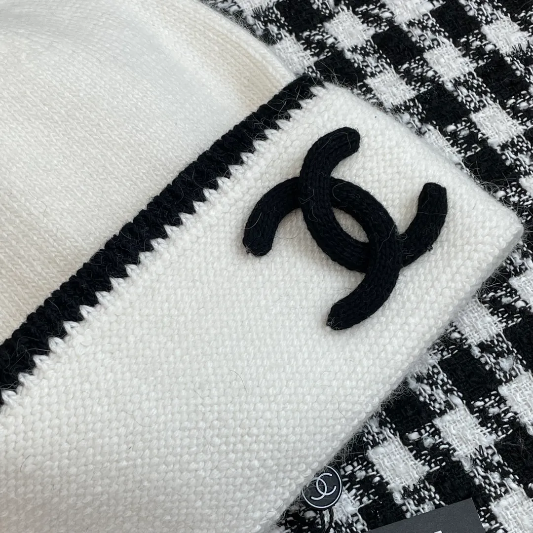 Chanel's new autumn and winter woolen hats are the same for men and women. They contain % wool fabric and have complete internal labels.  The latest technology, one-piece molding, is super beautiful. The autumn and winter wool knitted beanie feels good to the touch ~ the color is super white ~ and it has a good atmosphere when taking photos. Multiple colors are matched and very versatile ~