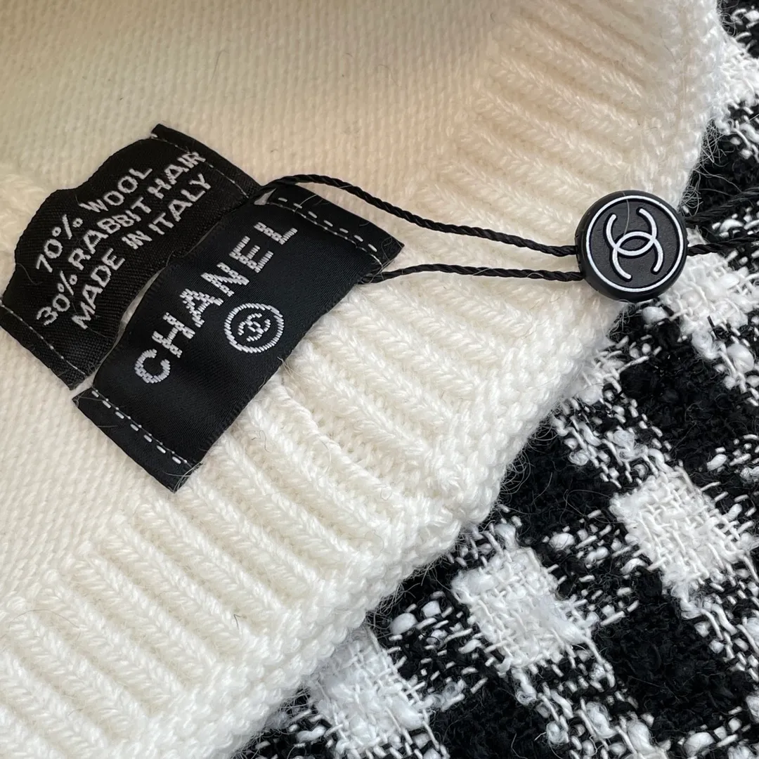 Chanel's new autumn and winter woolen hats are the same for men and women. They contain % wool fabric and have complete internal labels.  The latest technology, one-piece molding, is super beautiful. The autumn and winter wool knitted beanie feels good to the touch ~ the color is super white ~ and it has a good atmosphere when taking photos. Multiple colors are matched and very versatile ~