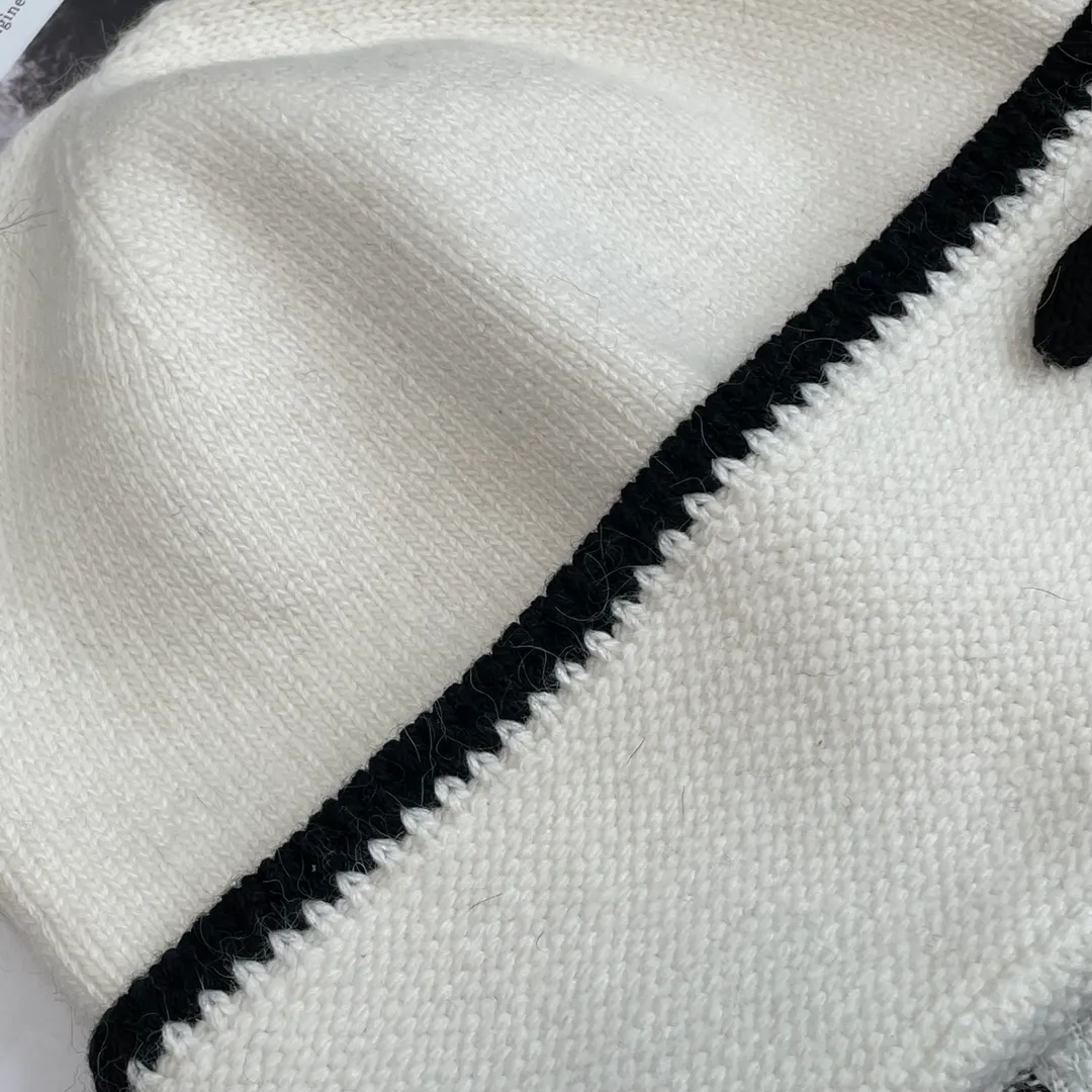 Chanel's new autumn and winter woolen hats are the same for men and women. They contain % wool fabric and have complete internal labels.  The latest technology, one-piece molding, is super beautiful. The autumn and winter wool knitted beanie feels good to the touch ~ the color is super white ~ and it has a good atmosphere when taking photos. Multiple colors are matched and very versatile ~