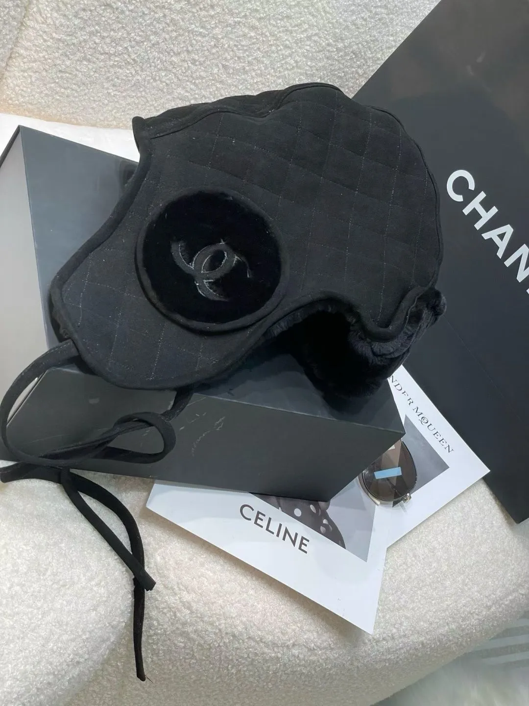 [Original customization] New on Chanel 24 n, Chanel Lei Feng hat. The furry autumn and winter atmosphere fills the Coconeige ski super-produced Lei Feng hat and furry earmuff scarf. This season’s must-buy atmosphere is 100%, warm and good-looking. One size fits all, integrated with sheepskin and fine wool material.