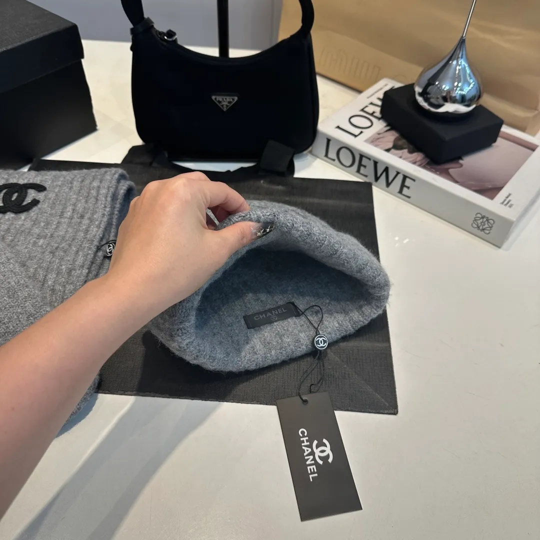P130 CHANEL Xiaohongshu popular style, official website new classic suit hat! Hat➕scarf+gloves feel great! It’s warm and super comfortable. This winter, all you need is a hat set like this. It’s warm and fashionable! Welcome to choose!!