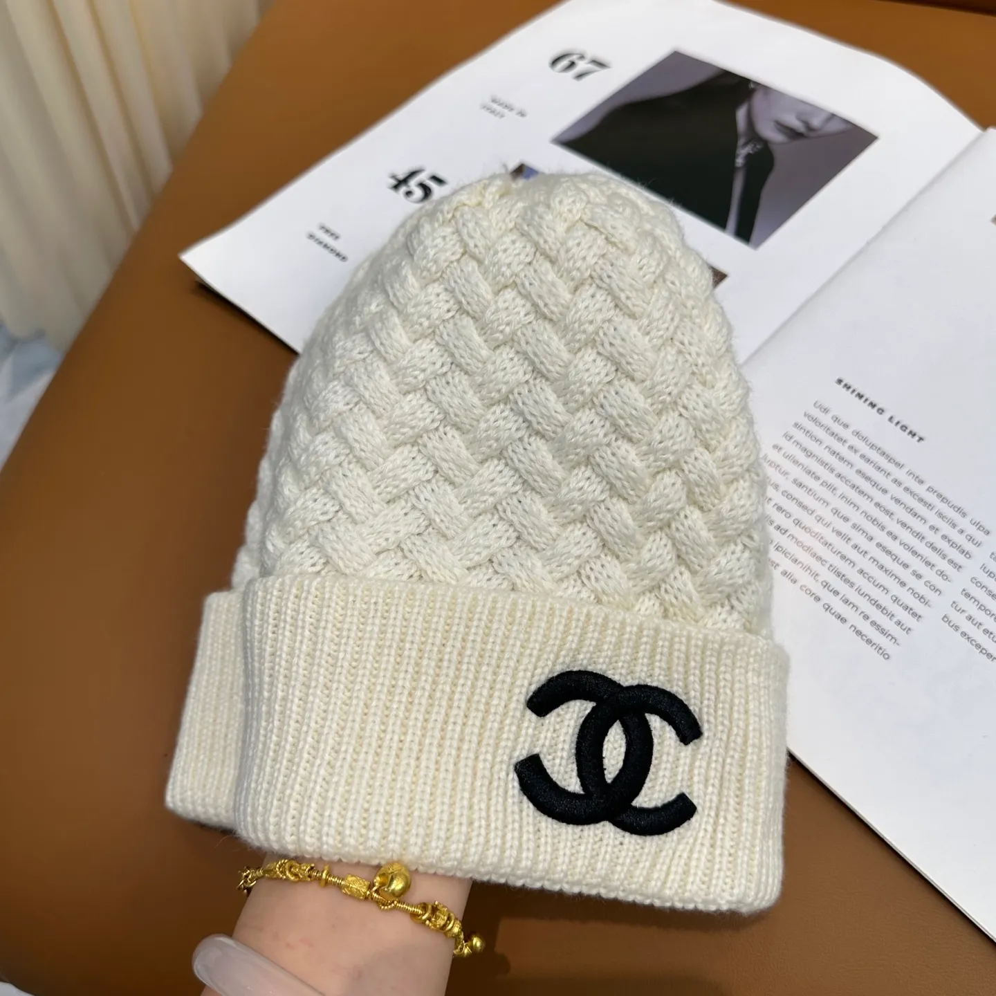 P80 Chanel official website high-quality Chanel autumn and winter knitted hat recommended by internet celebrity fashion bloggers. It hides a quiet sense of high-end. Every line is neat and generous, simple but not simple, generous and stylish. Every detail shows high-end taste, and the sense of fashion becomes more and more intriguing in the restraint.