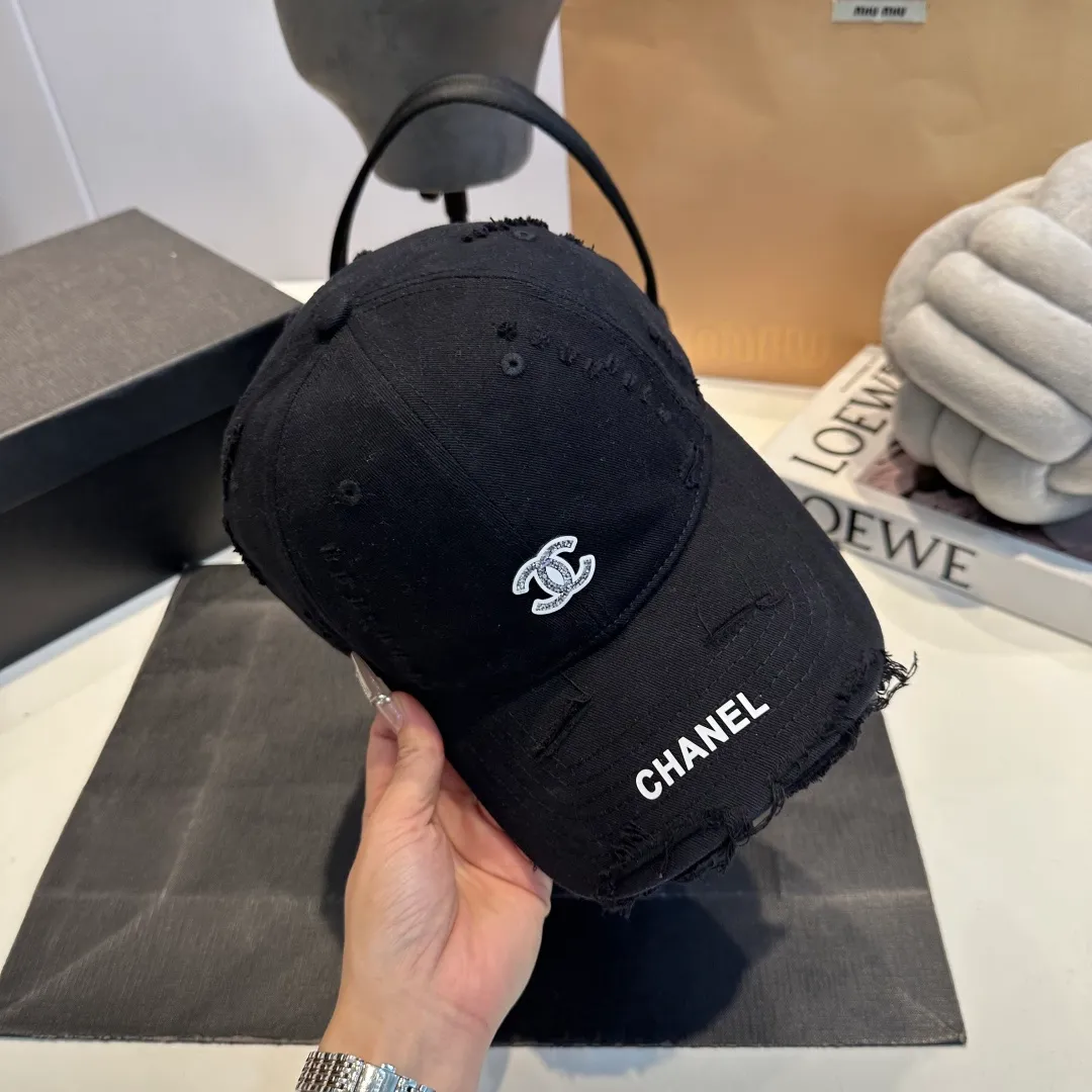 P60 new Chanel new high-version baseball cap, a classic baseball cap style, suitable for various occasions. Whether it is paired with casual wear or sportswear, it can easily enhance the fashion sense of the overall look. It is a trendy item that fashion lovers cannot miss.