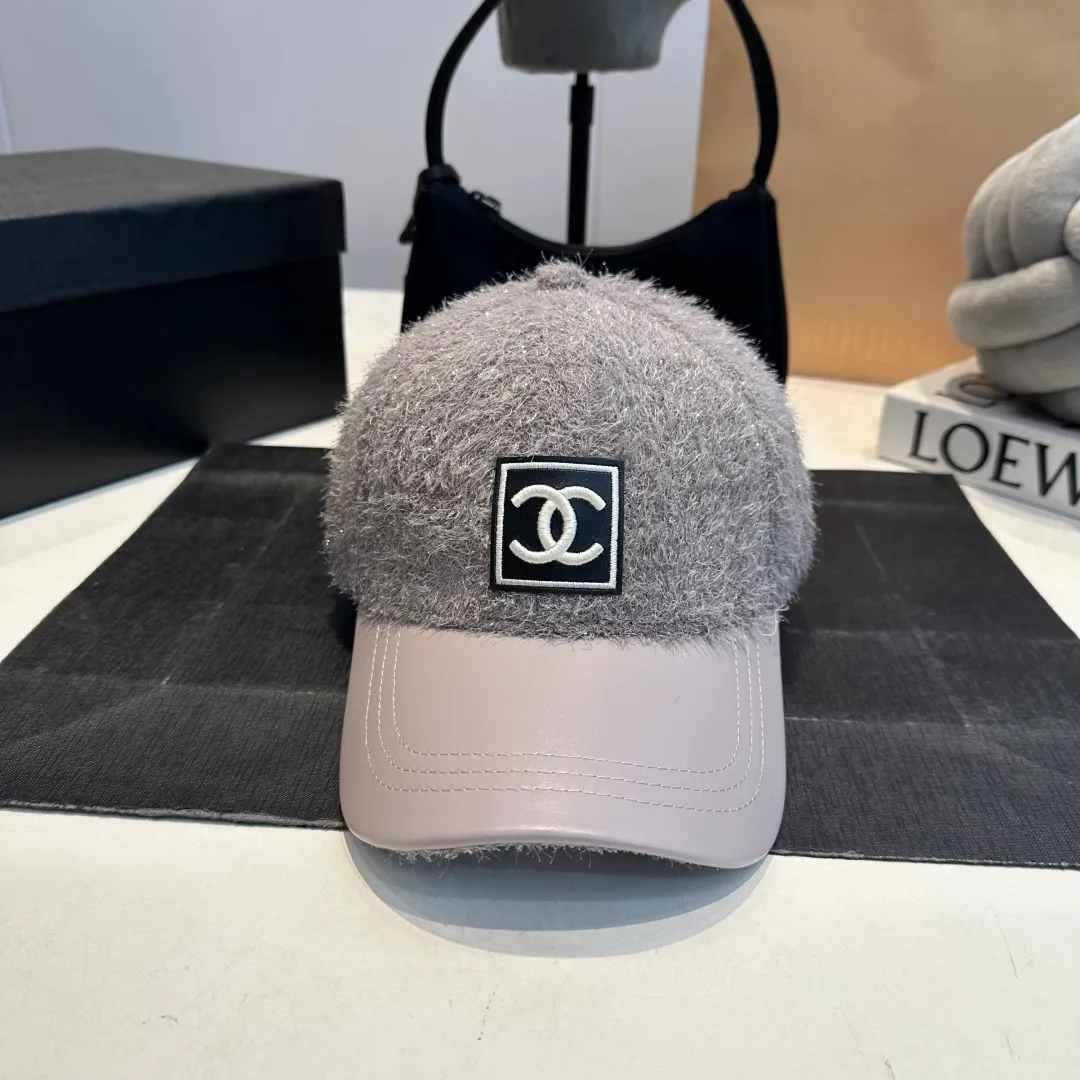P60 CHANEL Chanel's new autumn and winter small fragrance style baseball cap🧢, the big brand model is super easy to match, one that you can wear with your eyes closed