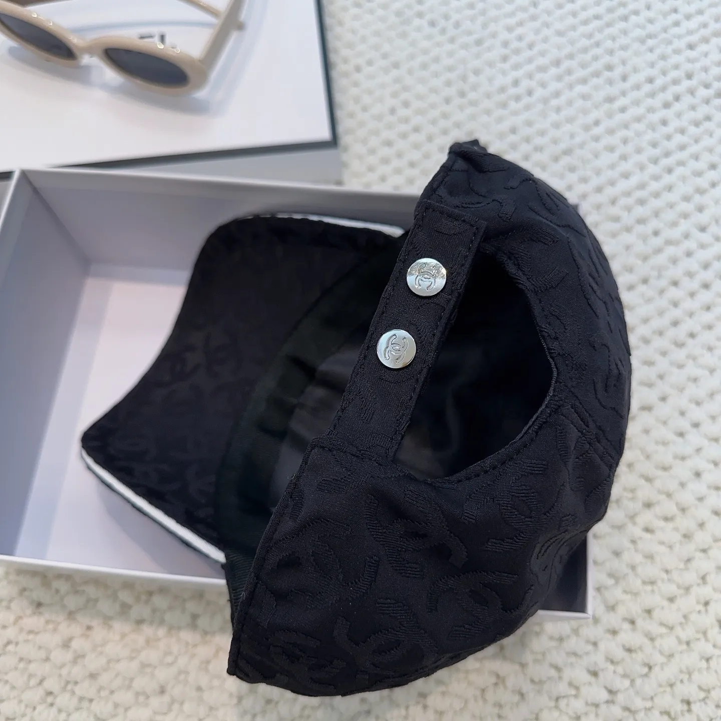 P96 Chanel's new baseball cap 🧢High quality 1:1 replica, customized front fabric canvas jacquard. High-end customized model, irresistible presbyopic canvas, very flattering and small, you can enter it with your eyes closed, I give it 100 points for the quality!