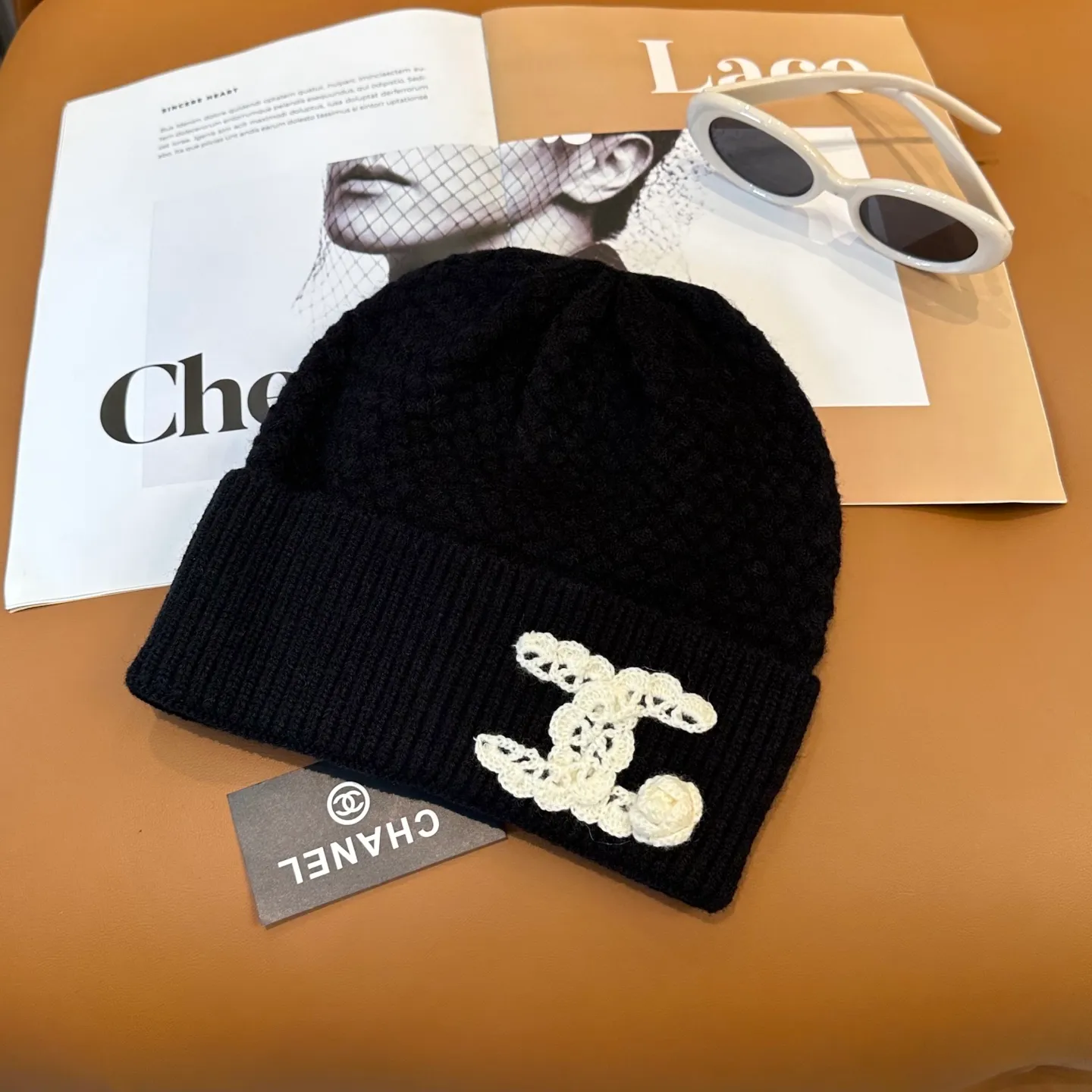 P70 Chanel official website quality Chanel autumn and winter knitted hat recommended by internet celebrity fashion bloggers. It hides a quiet sense of high-end. Every line is neat and elegant, simple but not simple, generous but not out of style. Every detail shows high-end taste, and the sense of fashion becomes more and more intriguing in the restraint.