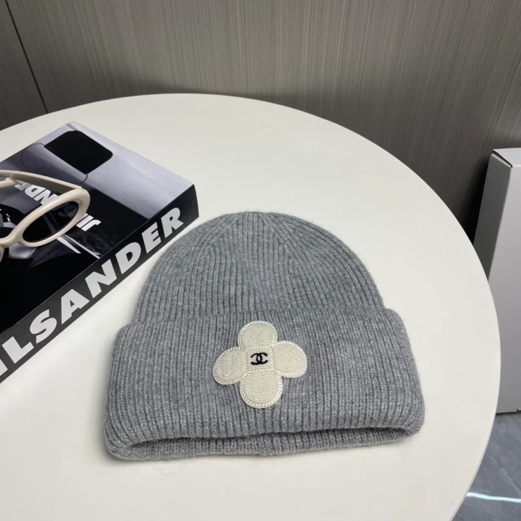 P76 Chanel Chanel Autumn and Winter Rabbit Hair Camellia Beanie Recommended by Internet Celebrity Fashion Bloggers, Xiaohongshu’s Popular Style, Knitted Beanie with a Super Soft and Comfortable Feel, and Excellent Elasticity!