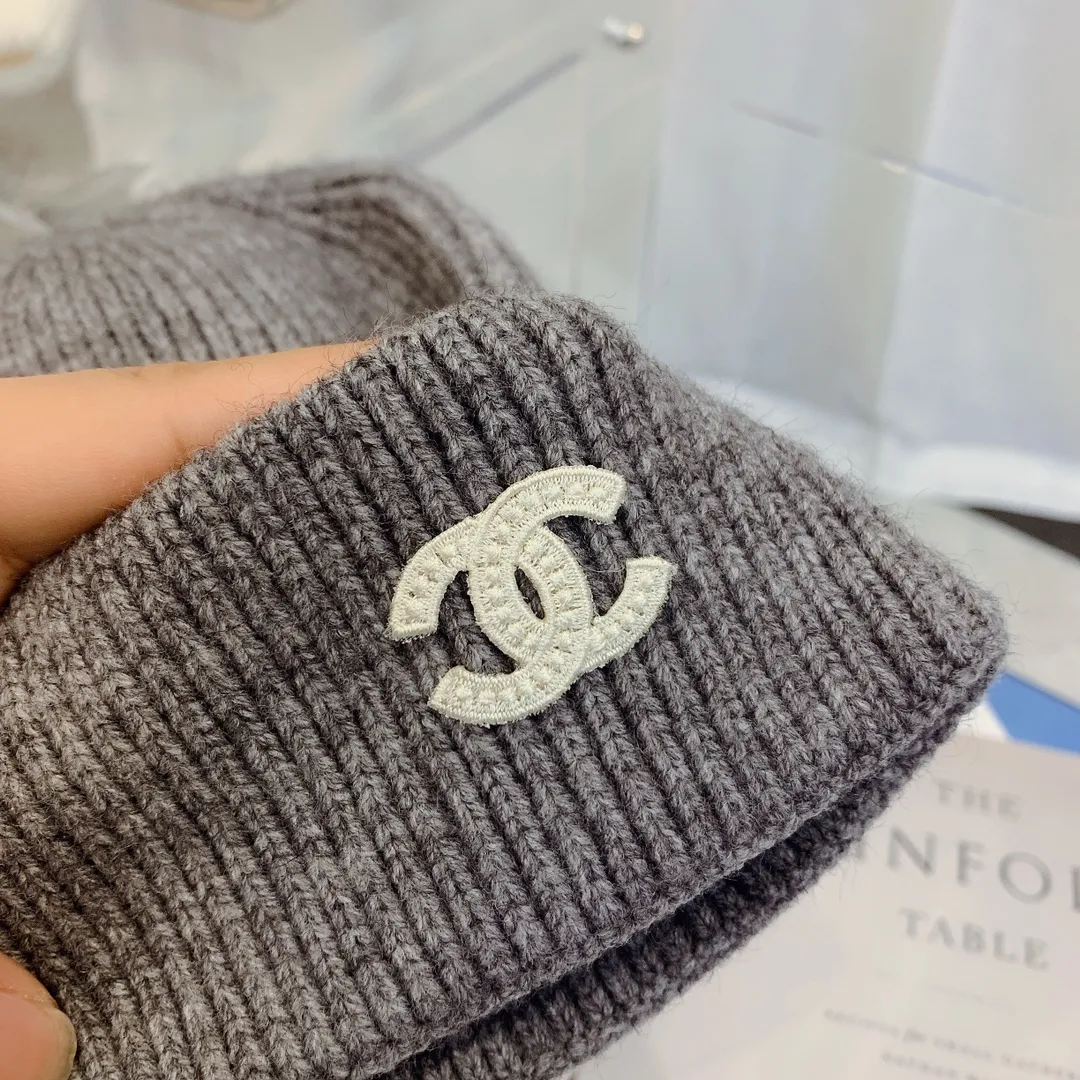 p70 Chanel 21 Autumn and Winter counter new embroidered beaded logo logo Knitted hat popular among celebrity fashionistas, fluffy and soft knitted feel Don’t be too beautiful, shipping is very slow! The quality is very nice