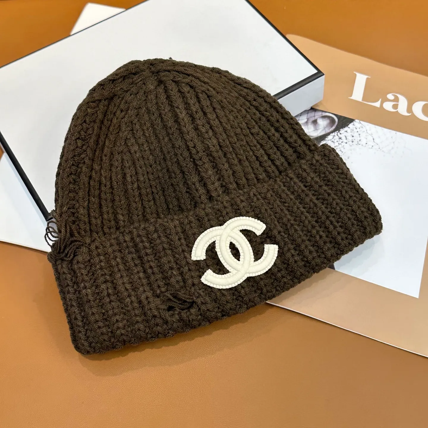 P60 comes with dust bag 🌺 [CHANEL] New knitted hat, Xiaohongshu, the main recommendation of major Internet celebrities! Thicker and warmer, fashionable and popular🌸First-class texture, the best brand for keeping warm in autumn and winter, order now, limited quantity available