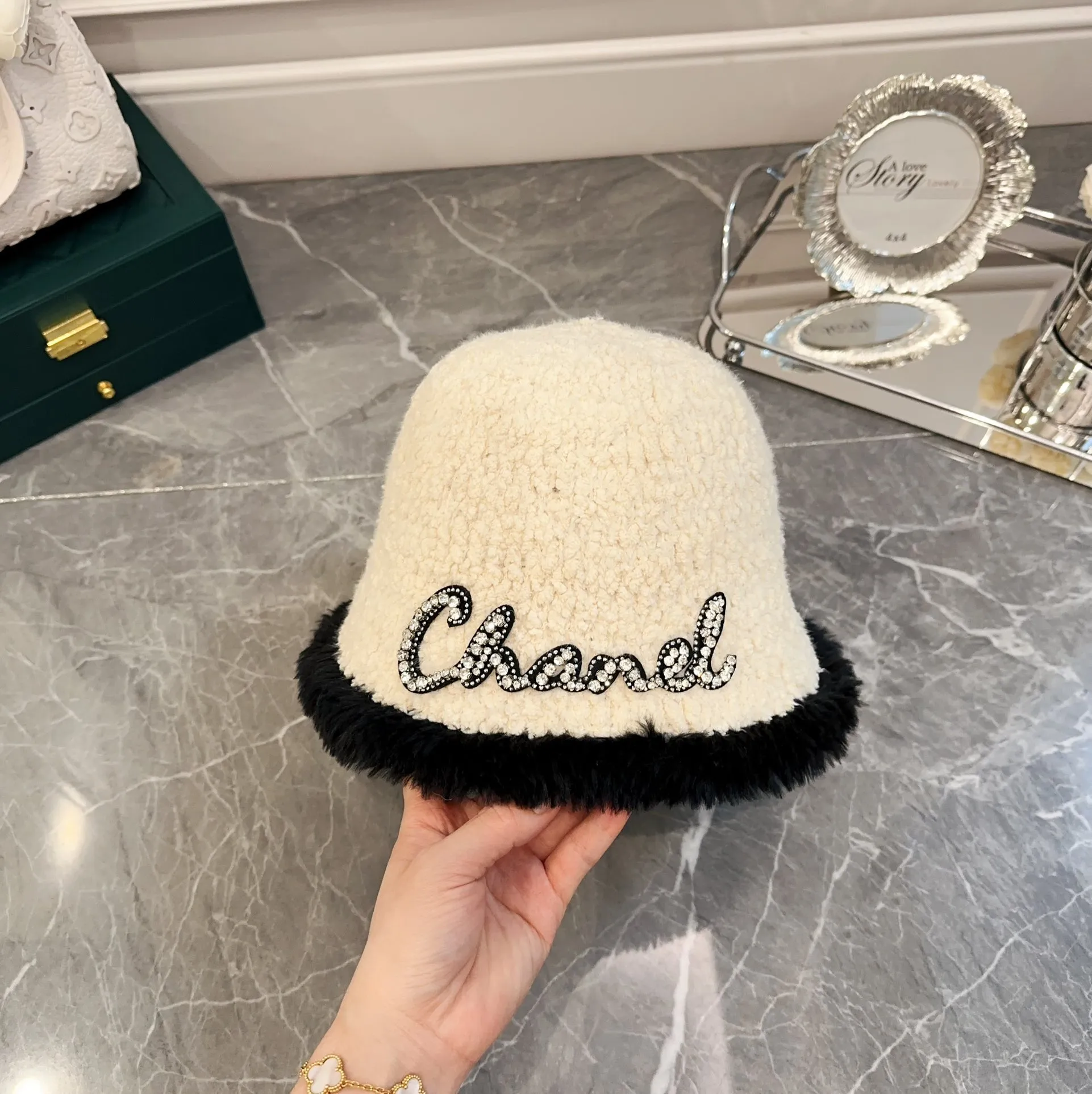 p60 Chanel Chanel autumn and winter fur-edged bucket hat, sherpa bucket hat, versatile and fashionable