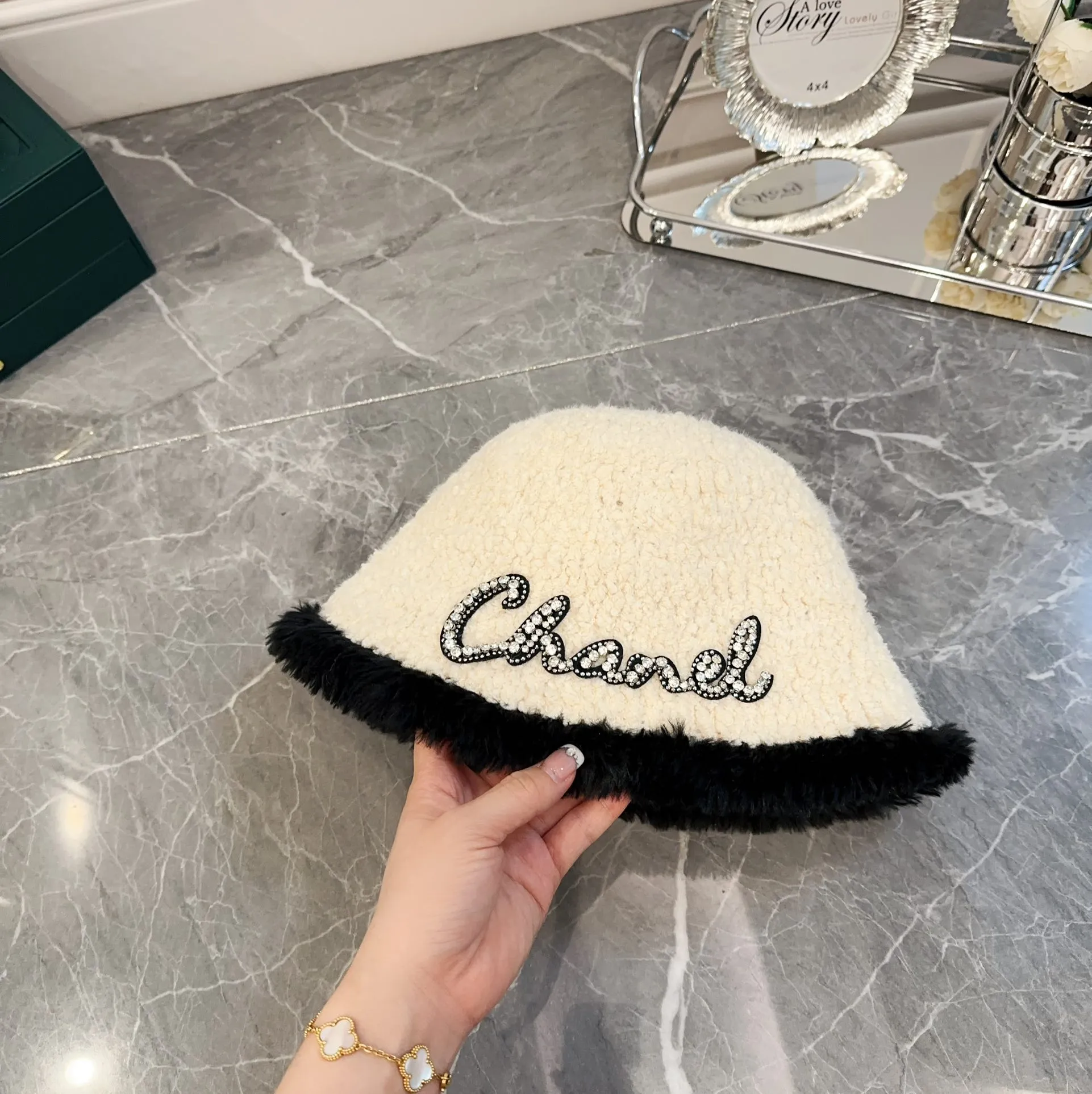 p60 Chanel Chanel autumn and winter fur-edged bucket hat, sherpa bucket hat, versatile and fashionable