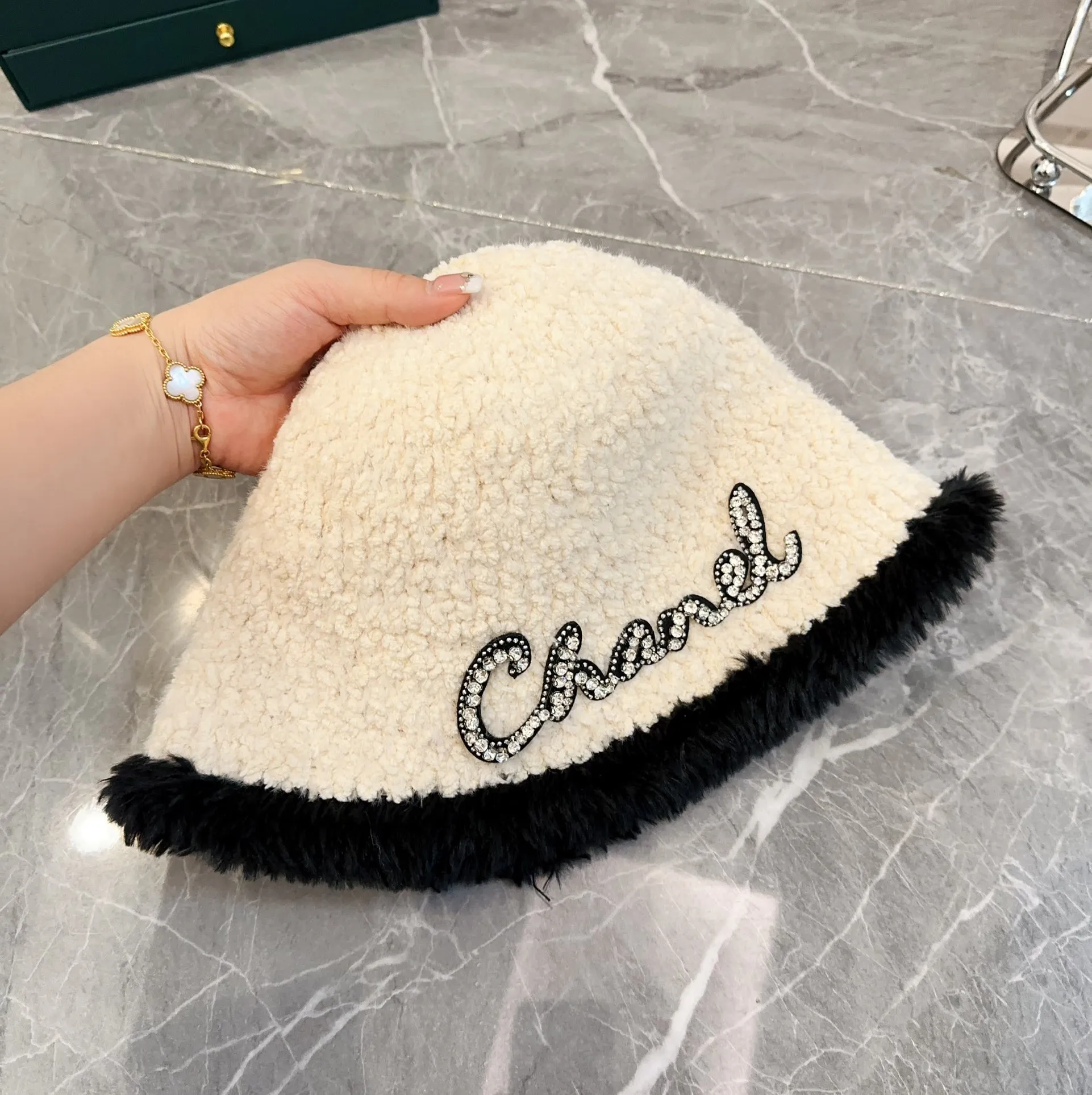p60 Chanel Chanel autumn and winter fur-edged bucket hat, sherpa bucket hat, versatile and fashionable