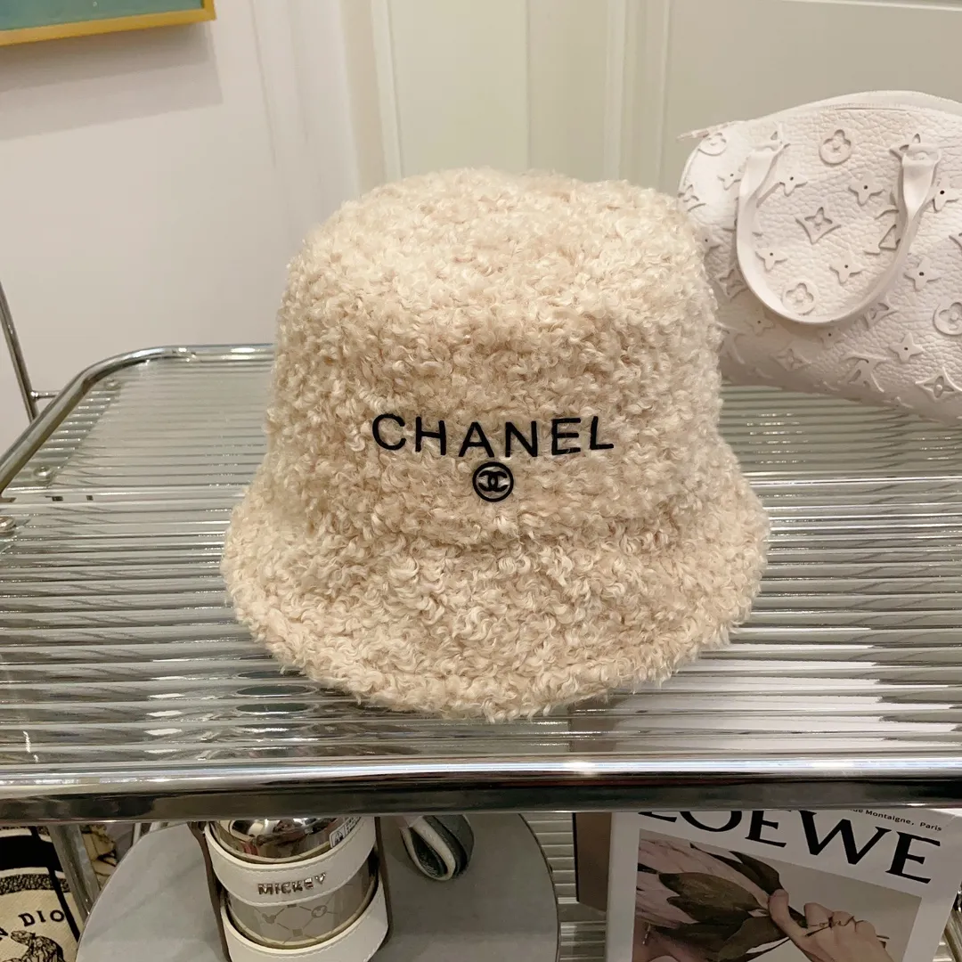 P60 CHANEL Chanel's new autumn and winter teddy roll bucket hat. This teddy roll is so beautiful. It reduces age and keeps you warm. The little fairy loves it.