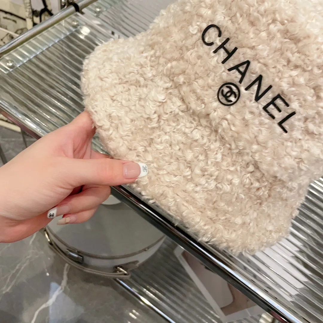 P60 CHANEL Chanel's new autumn and winter teddy roll bucket hat. This teddy roll is so beautiful. It reduces age and keeps you warm. The little fairy loves it.