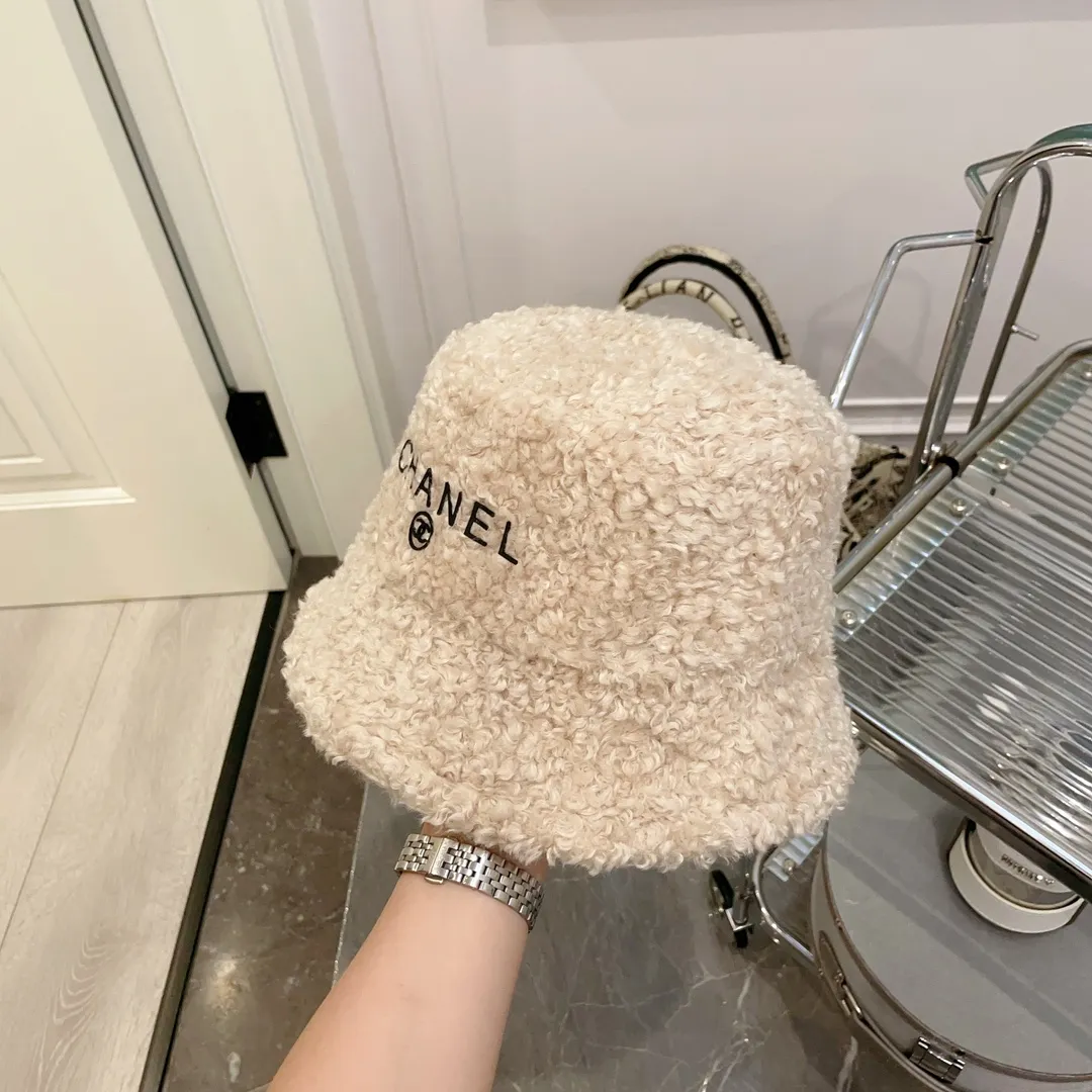 P60 CHANEL Chanel's new autumn and winter teddy roll bucket hat. This teddy roll is so beautiful. It reduces age and keeps you warm. The little fairy loves it.
