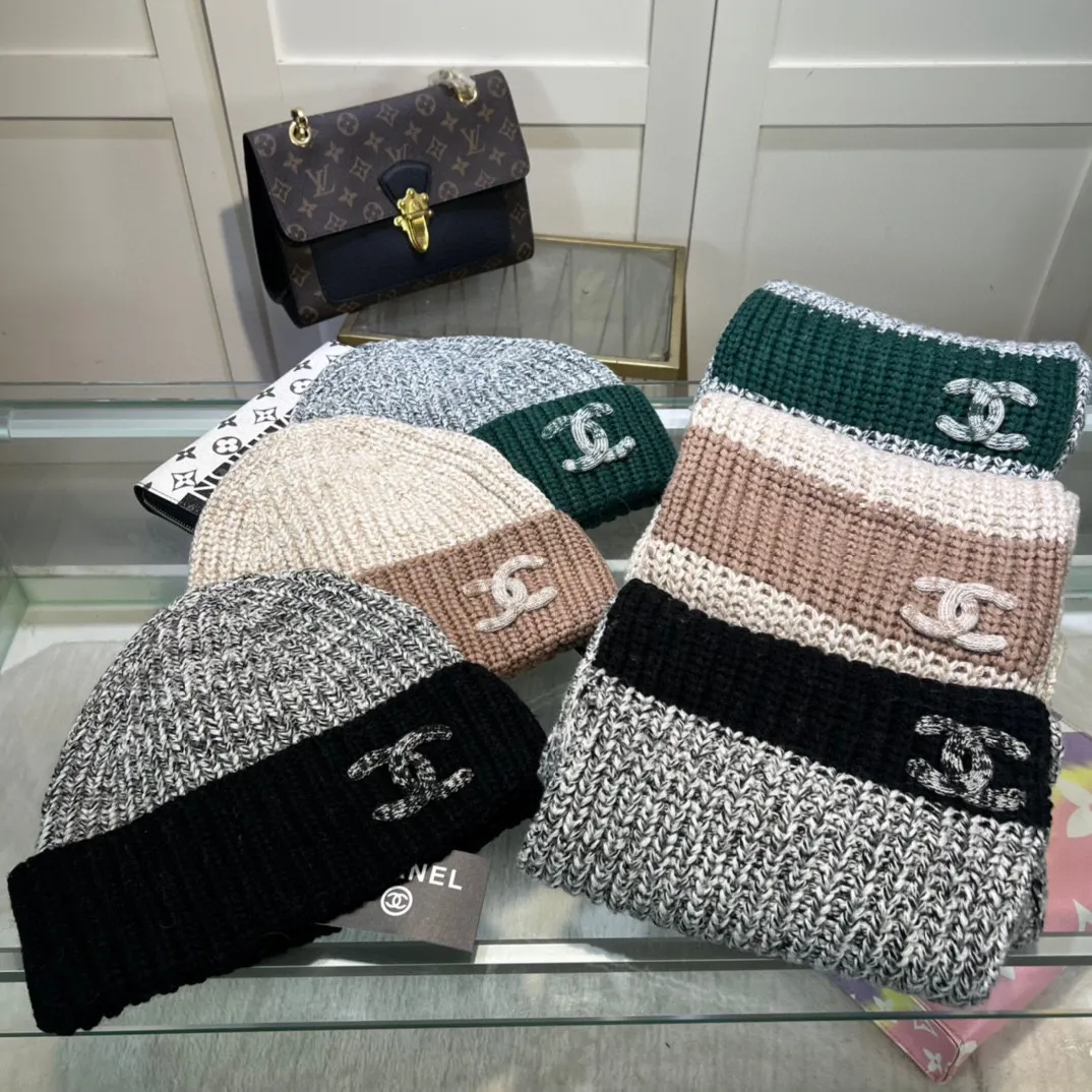 P180 Chanel CHANEL official website new classic suit hat! Hat ➕Scarf! It feels great in hand! It’s warm and super comfortable. This winter, all you need is a hat set like this. It’s warm and fashionable! Welcome to choose!!