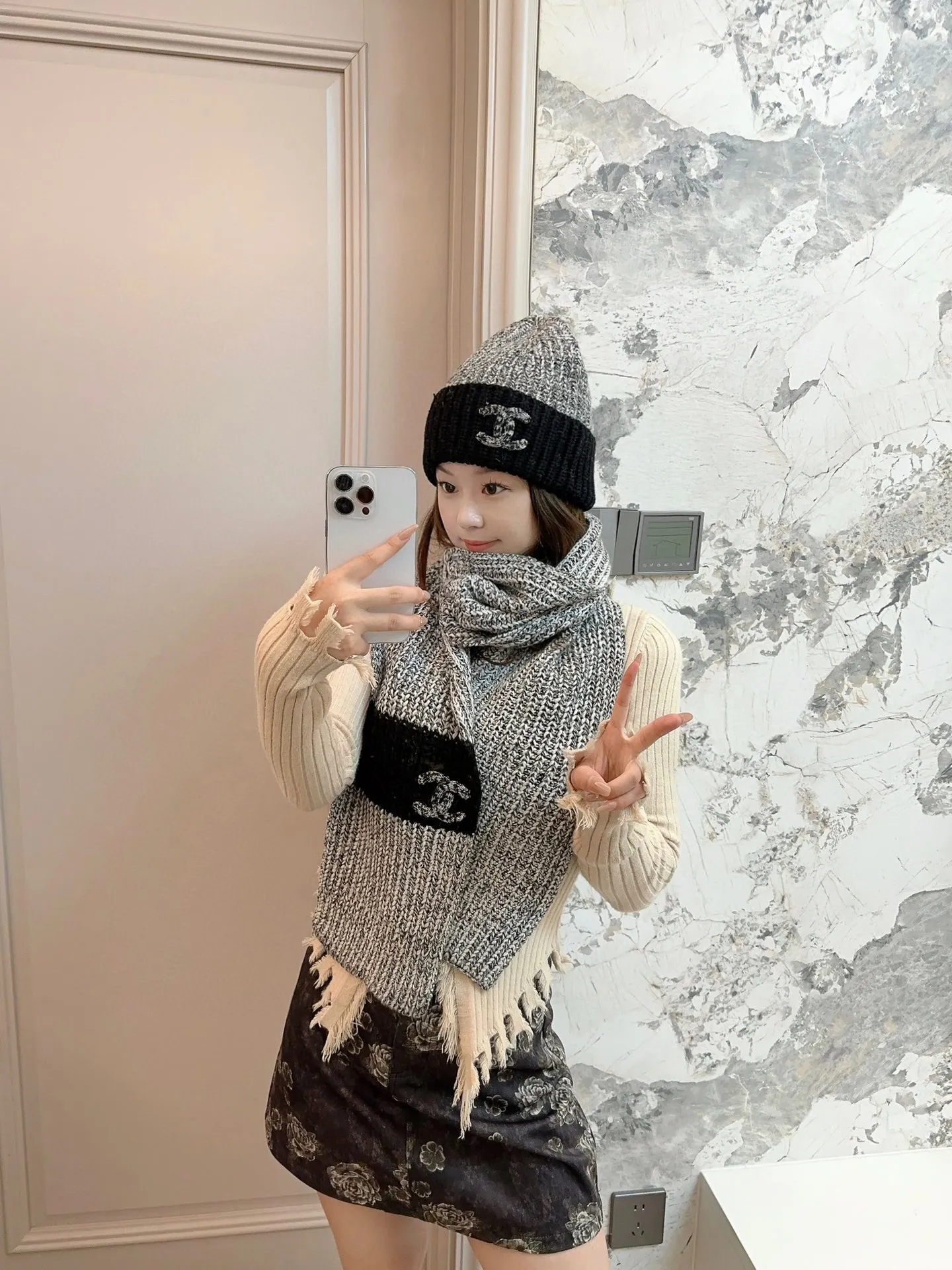 P180 Chanel CHANEL official website new classic suit hat! Hat ➕Scarf! It feels great in hand! It’s warm and super comfortable. This winter, all you need is a hat set like this. It’s warm and fashionable! Welcome to choose!!