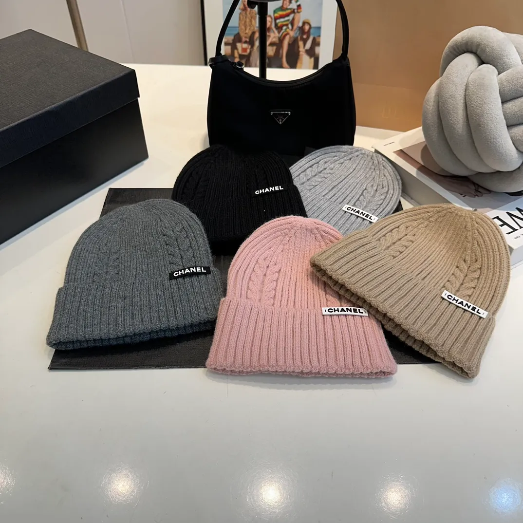 P50 CHANEL Autumn and Winter Striped Twist Wool Knitted Thick Cuffed Beanie Hat. The year-end heavy-duty high-looking fairy knitted hat is extremely versatile, easy on the head, and feels extremely soft and waxy. High-elastic rabbit wool does not deform.