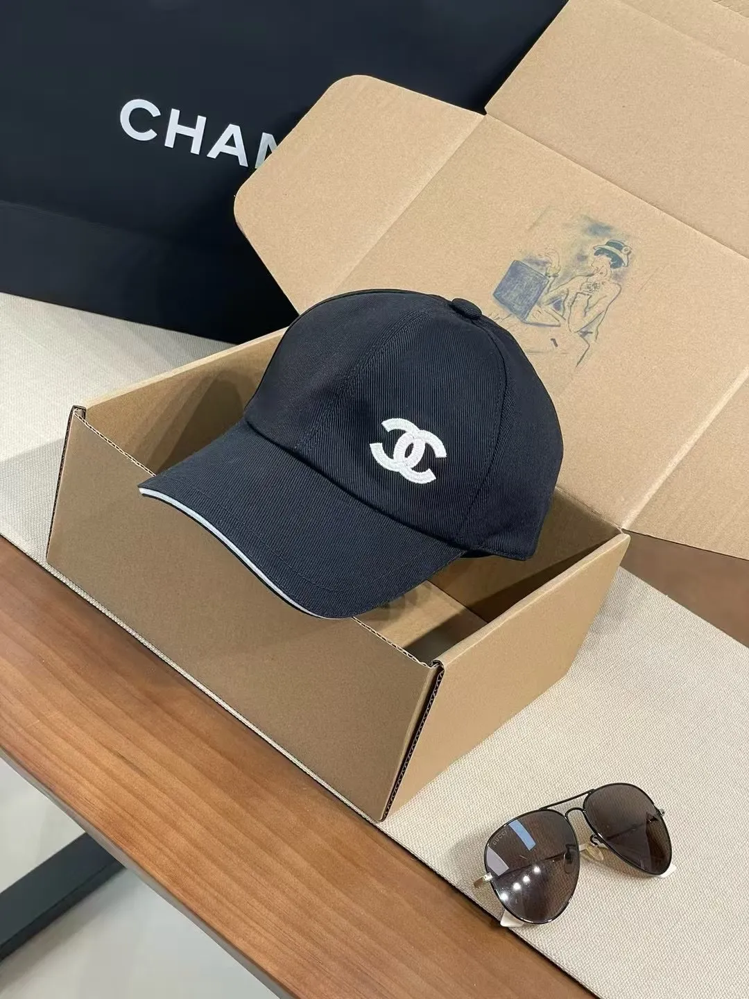 The P90 Chanel baseball cap is really amazing! New colors: Olive green is full of vitality, khaki is gentle and versatile, and the simple tones are perfect for daily outings~ The iconic double C logo is low-key and luxurious, and the exquisite embroidery highlights the quality. Wear it casually and you will instantly feel fashionable. Who wouldn’t love it?