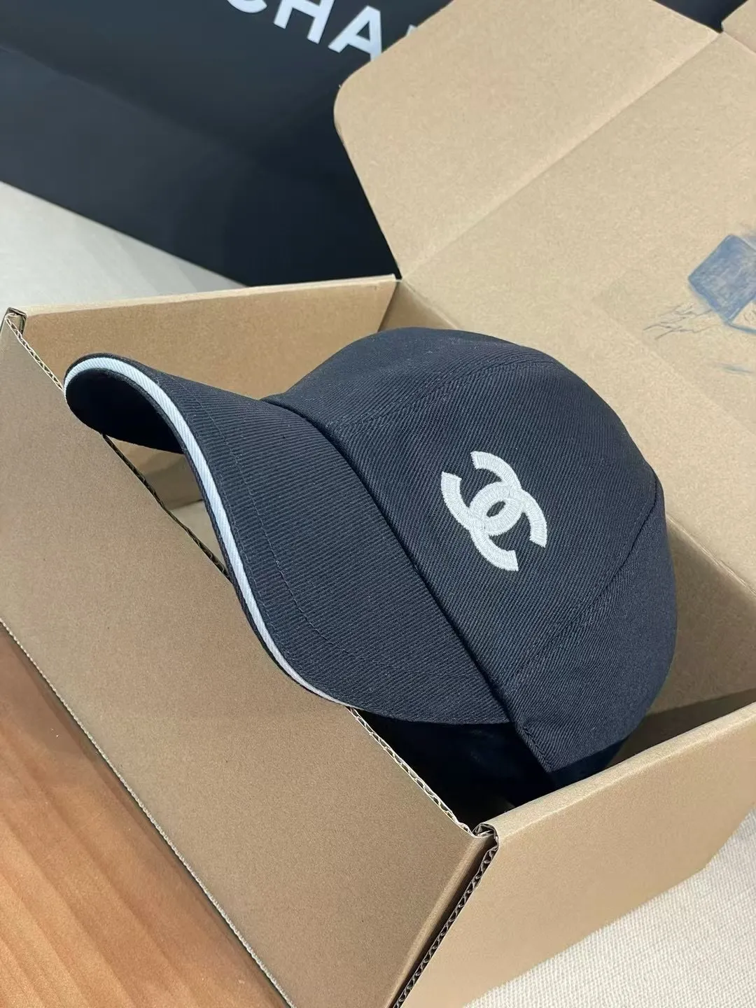 The P90 Chanel baseball cap is really amazing! New colors: Olive green is full of vitality, khaki is gentle and versatile, and the simple tones are perfect for daily outings~ The iconic double C logo is low-key and luxurious, and the exquisite embroidery highlights the quality. Wear it casually and you will instantly feel fashionable. Who wouldn’t love it?