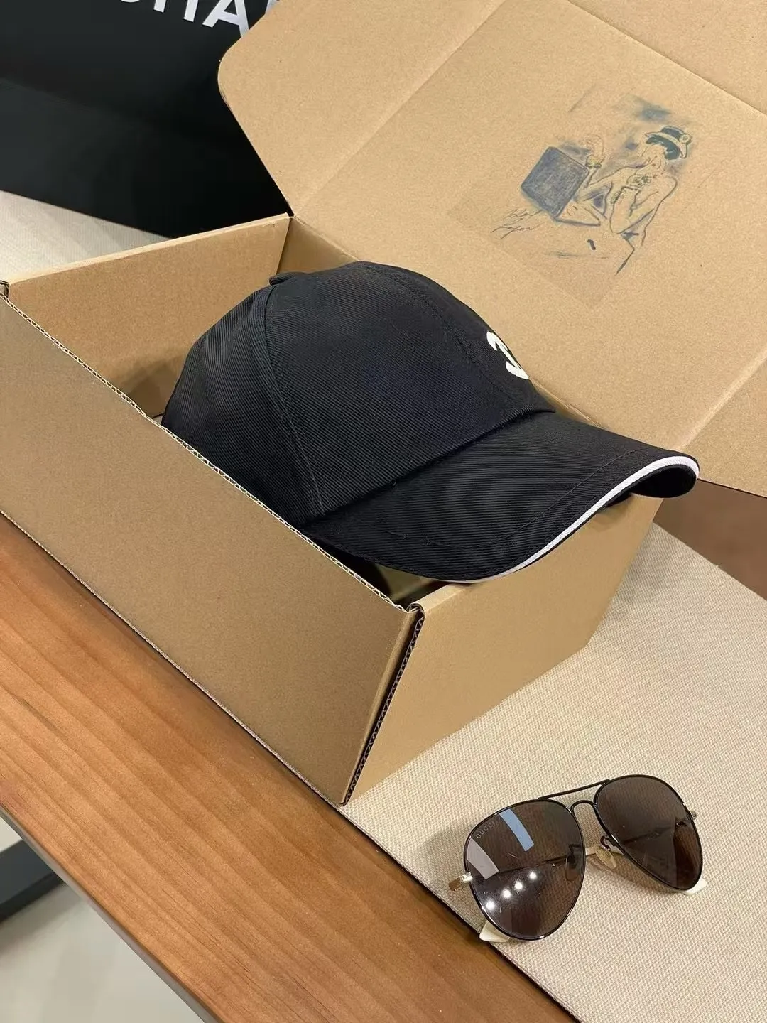 The P90 Chanel baseball cap is really amazing! New colors: Olive green is full of vitality, khaki is gentle and versatile, and the simple tones are perfect for daily outings~ The iconic double C logo is low-key and luxurious, and the exquisite embroidery highlights the quality. Wear it casually and you will instantly feel fashionable. Who wouldn’t love it?