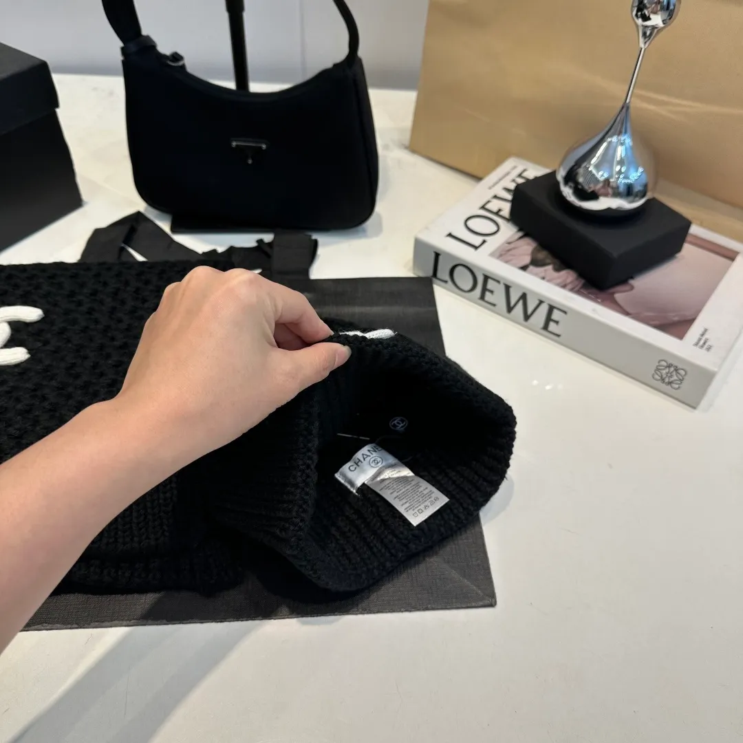 P180 CHANEL Chanel. Classic wool suit🌟hat+scarf, warm and super comfortable~A great tool for young ladies to reduce their age in winter~This winter, all you need is a set of hats~warm and fashionable